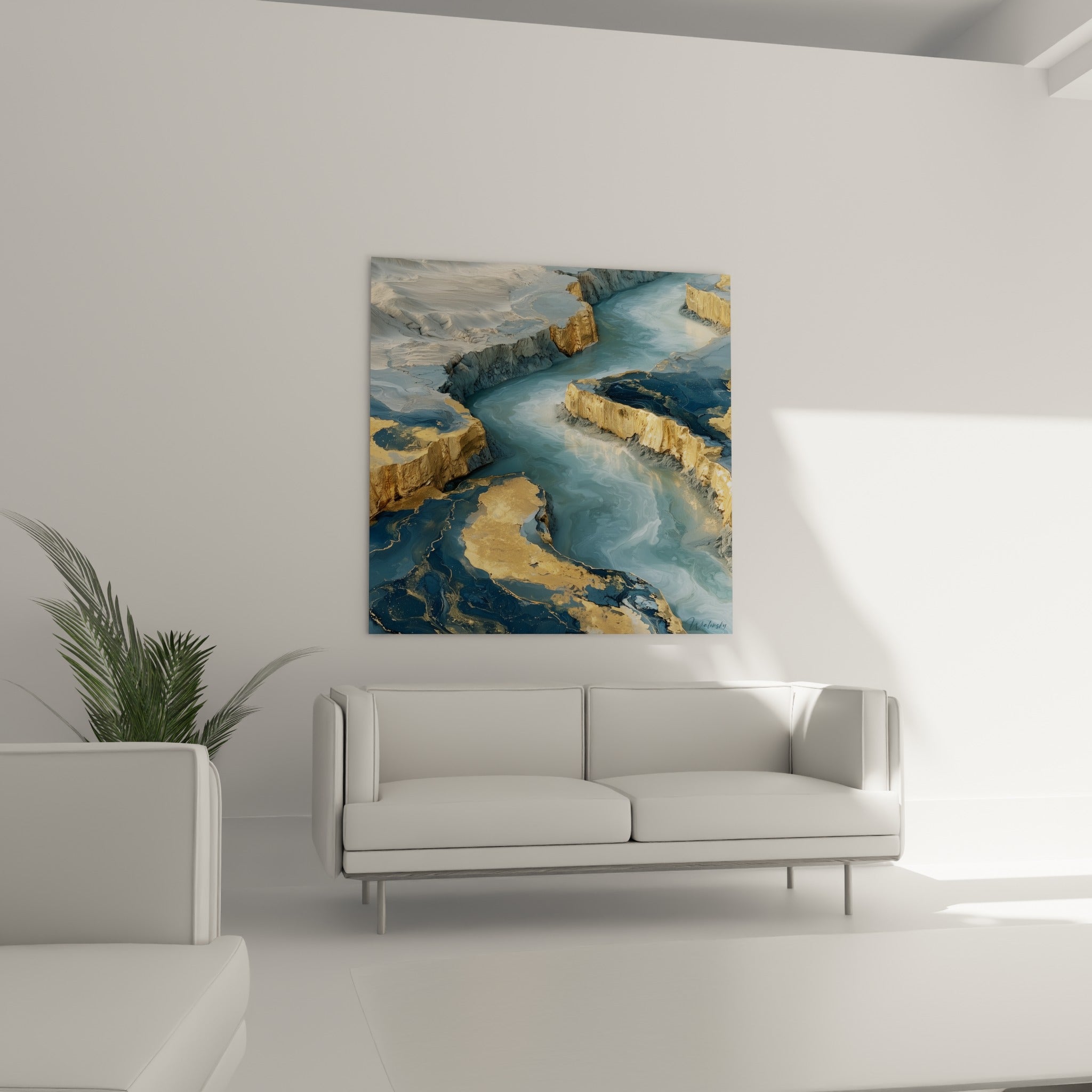 Rivière abstraite aux teintes ocre et bleu-gris, tableau suspendu au-dessus d'un canapé dans un salon lumineux
