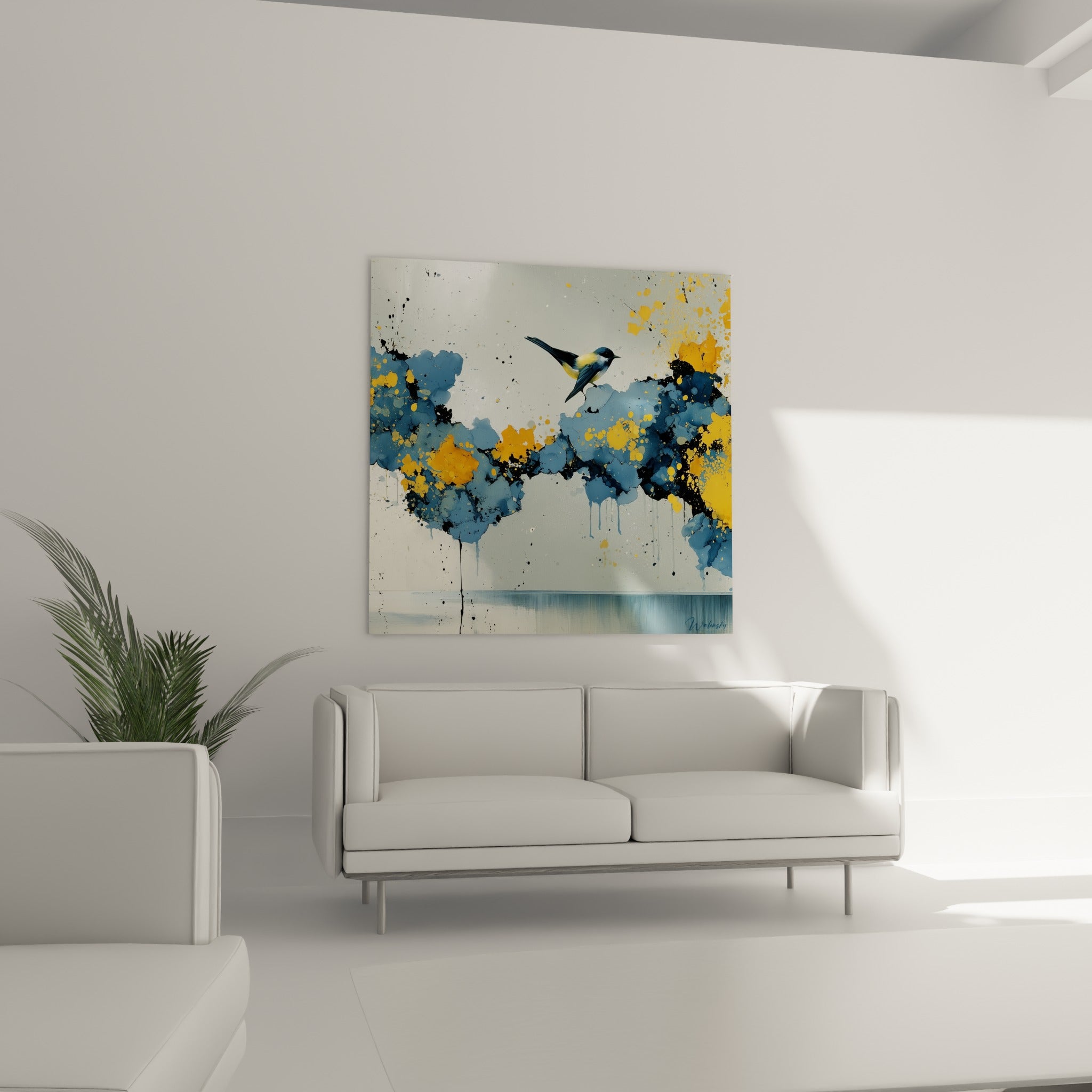 Mésange jaune pâle et bleue entourée de coulures noires, au-dessus d'un canapé dans un salon lumineux