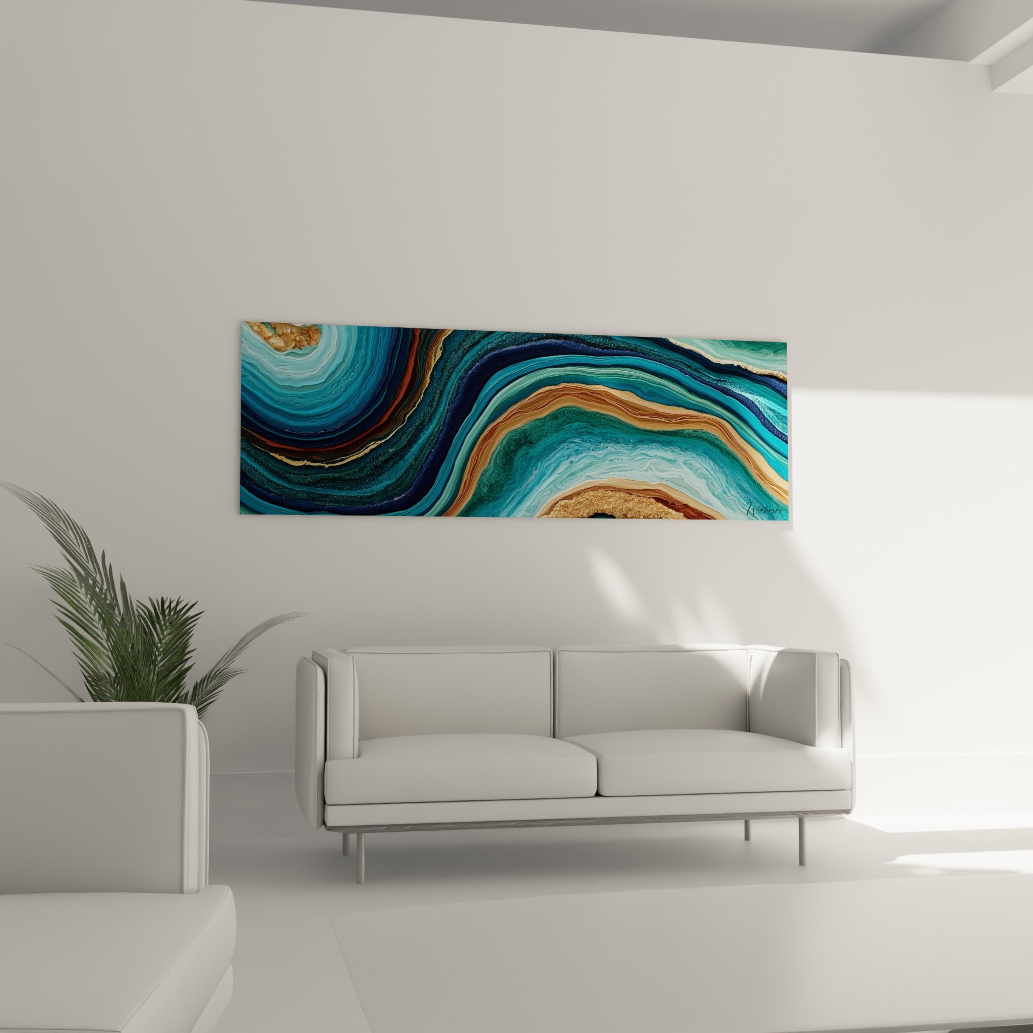 Motif ondulant turquoise et ocre de ce tableau agate suspendu au-dessus d'un canapé dans un salon lumineux
