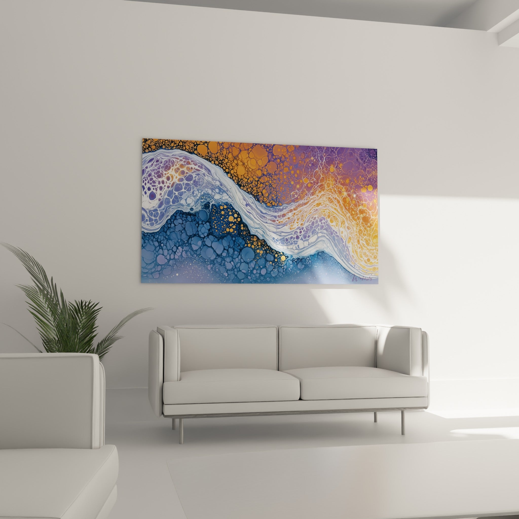 Motifs bulleux orangés et bleu nuit ornent ce tableau suspendu au-dessus d'un canapé dans un salon lumineux