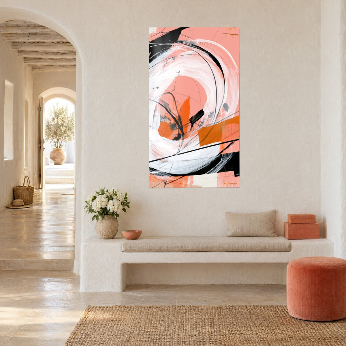 Tableau tourbillon crème et saumon, rectangle safran à droite, arabesques noires, accroché dans un couloir voûté blanc, vue de trois-quarts
