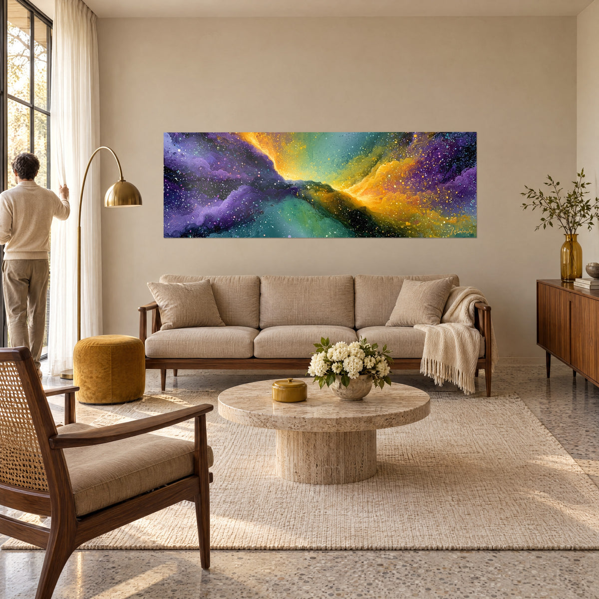 Gemälde Panorama-Nebel in Violett und Gold, leuchtender Riss und Sternenstaub, über einem Sofa in einem hellen Wohnzimmer