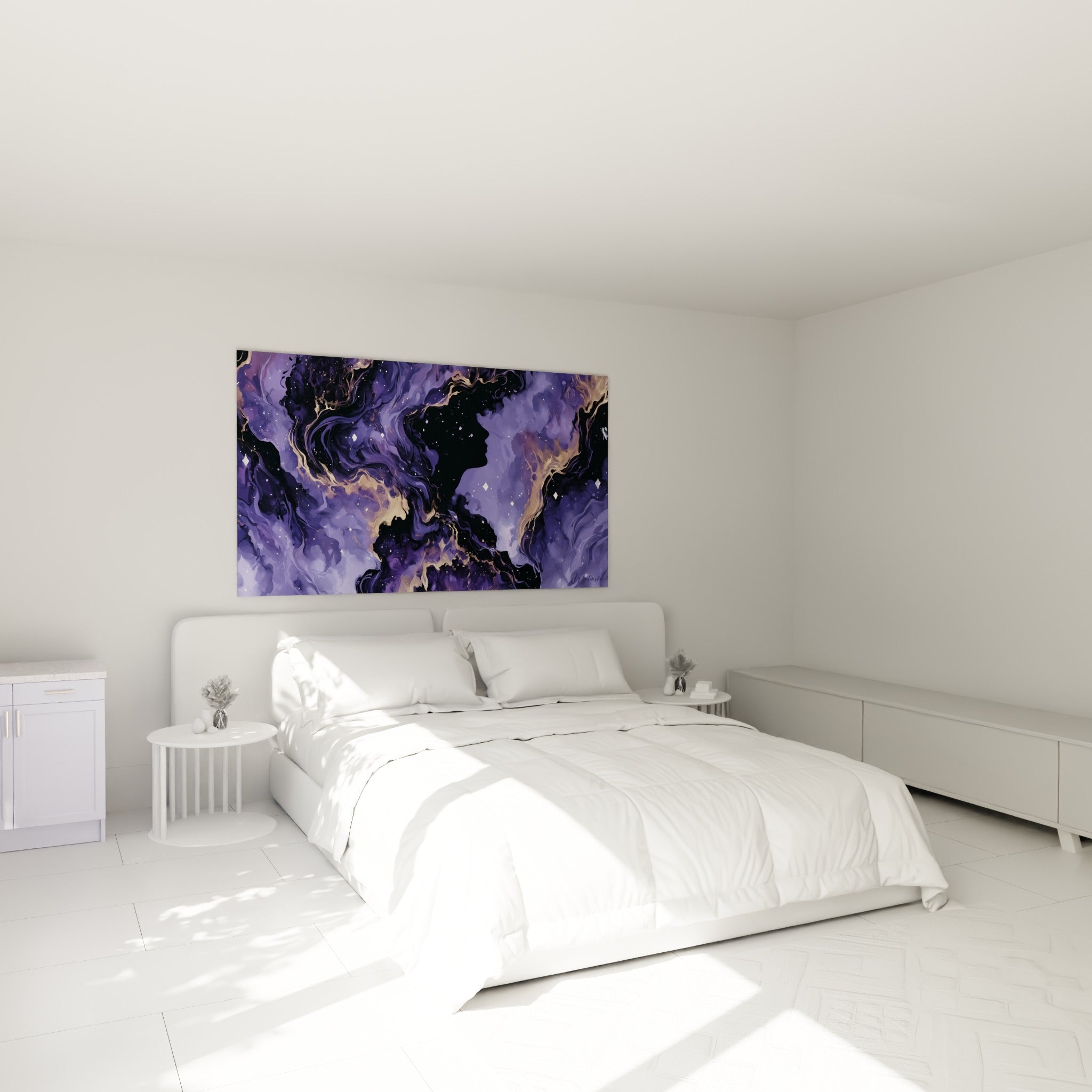 Figure cosmique violette et dorée accrochée au-dessus d'un lit dans une chambre claire