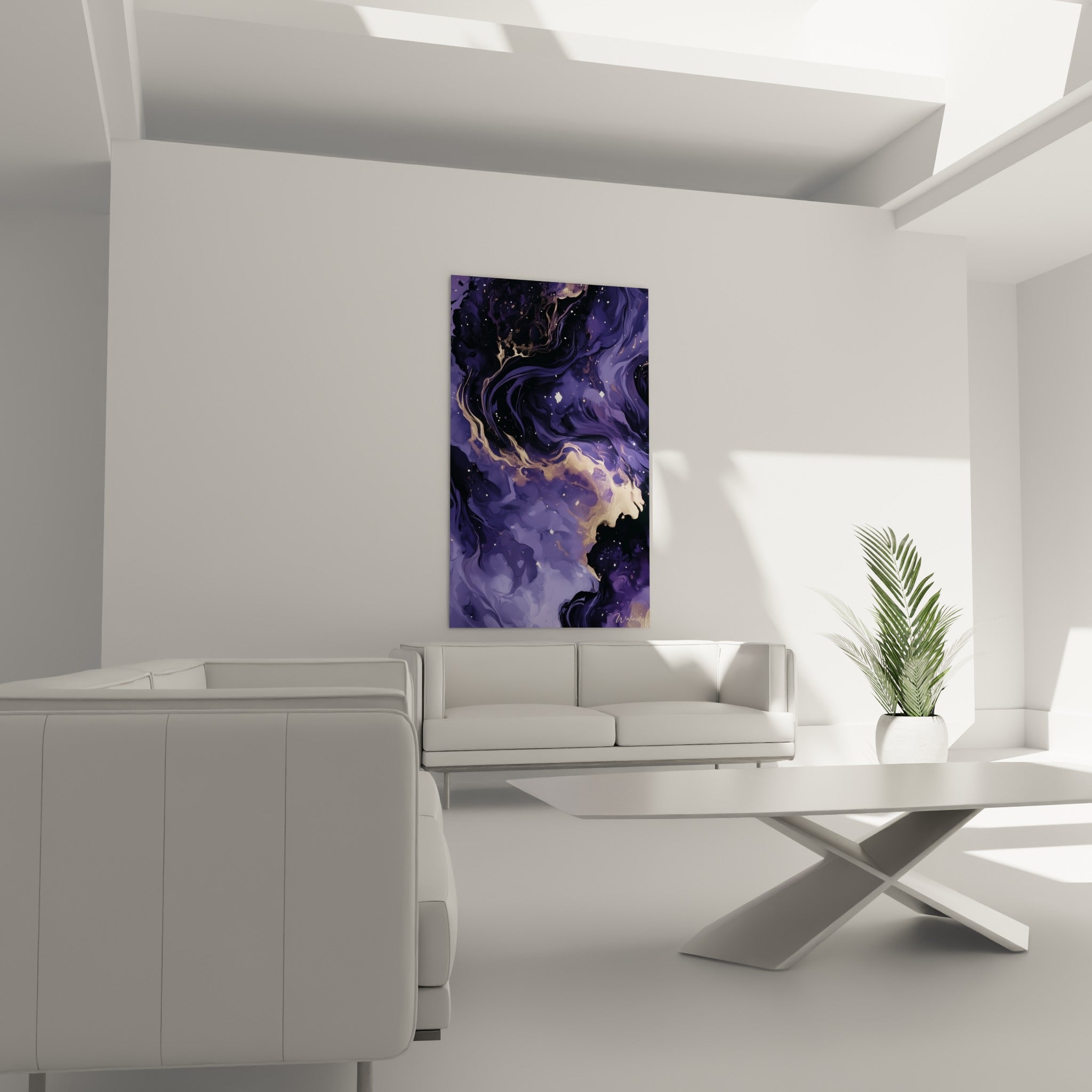Nuages violets et filaments dorés entrelacés, présentés au-dessus d'un canapé dans un salon lumineux