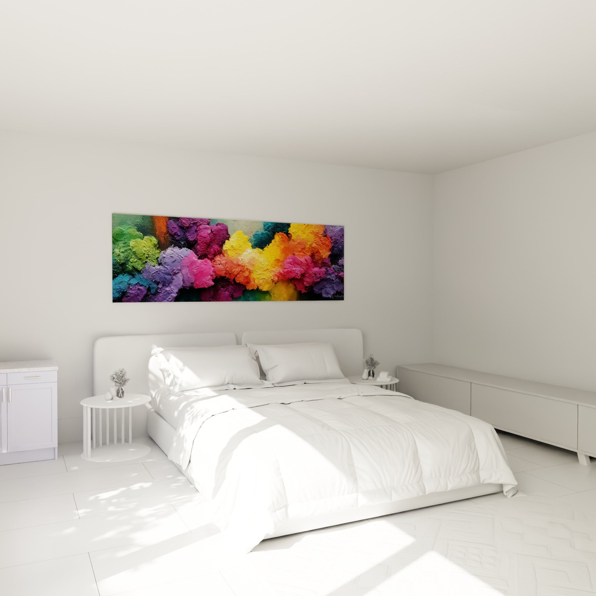 Fleurs abstraites jaune safran et violet profond au-dessus d'un lit dans une chambre claire