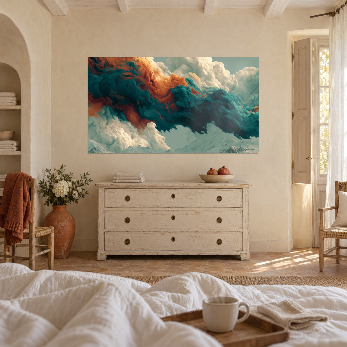 Gemälde stürmischer Himmel in petrolgrünen und gebrannten Wellen, elfenbeinfarbene Wolken, über einem Bett in einem hellen Schlafzimmer gehängt
