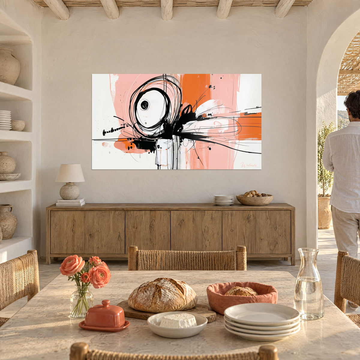 Cuadro con un ojo negro rodeado de bucles finos, rosa polvo y naranja quemado, encima de un aparador de madera junto a una mesa puesta