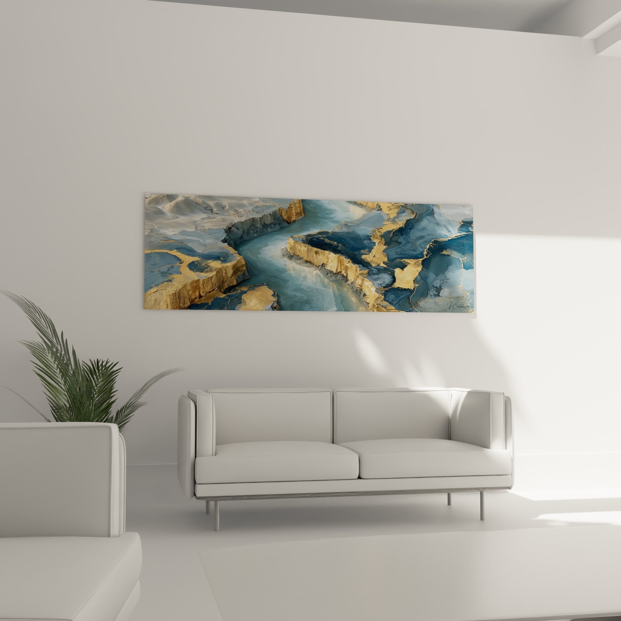Paysage minéral bleu et or au-dessus d'un canapé dans un salon lumineux