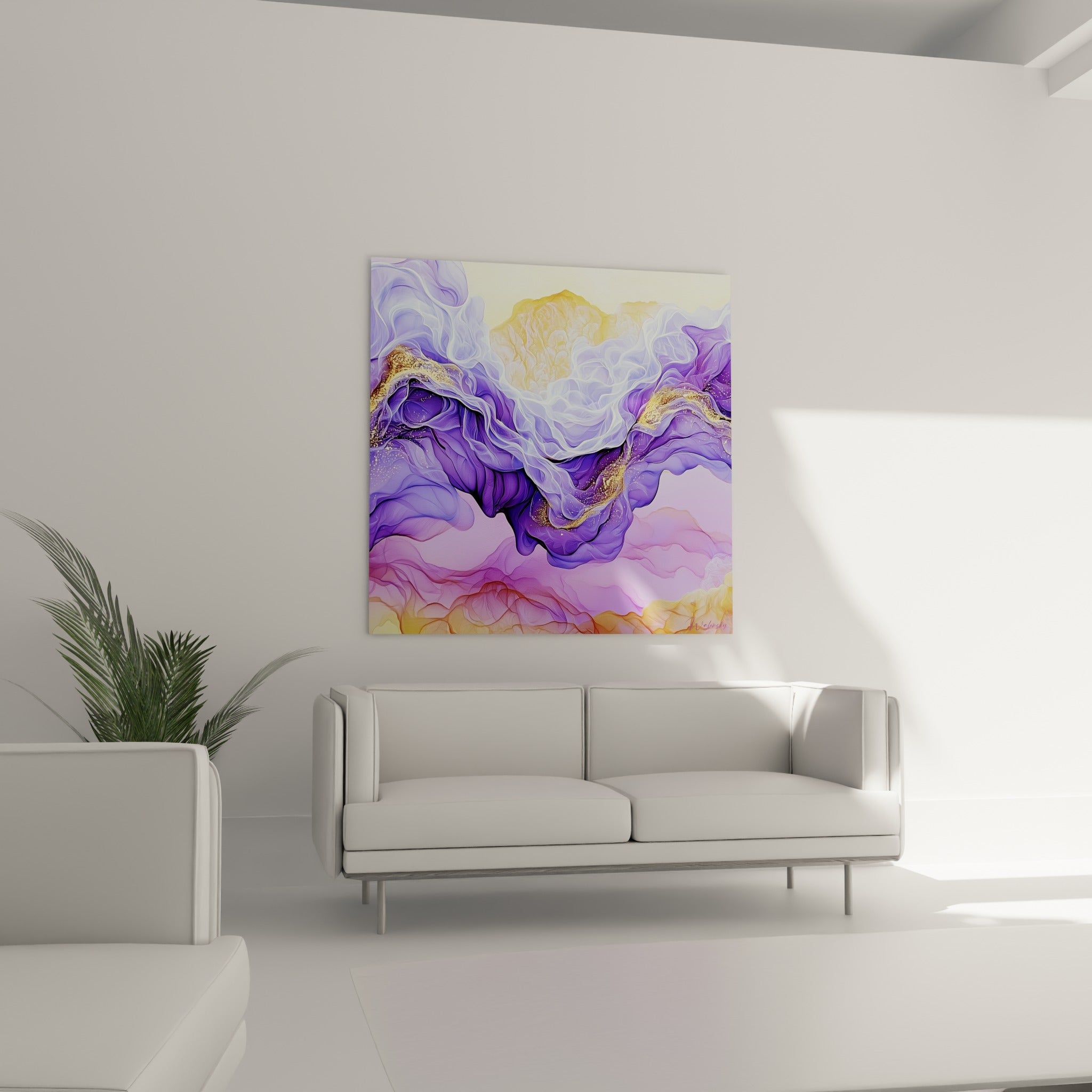 Draperies violettes et pêche en mouvement fluide, suspendues au-dessus d'un canapé dans un salon lumineux