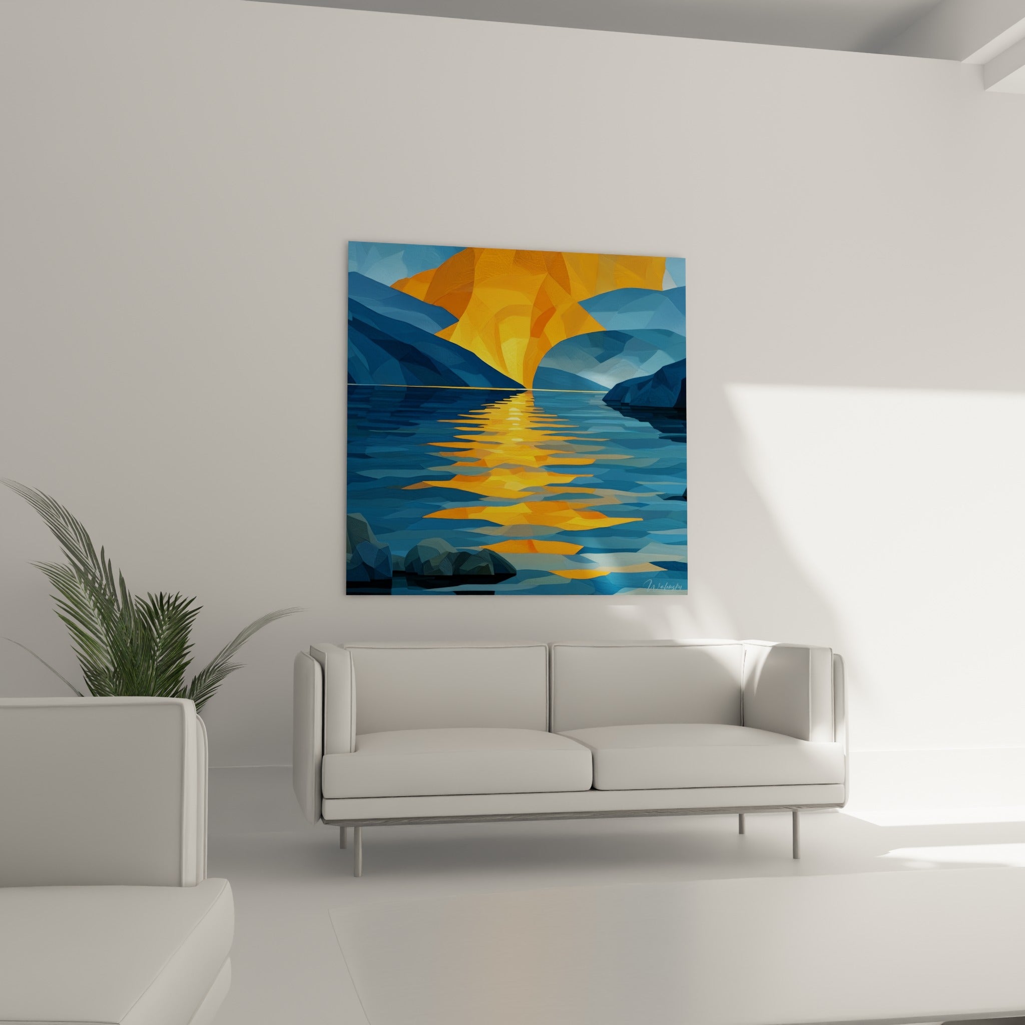Reflets dorés et ocre sur lac bleu marine géométrique accrochés au-dessus d'un canapé dans un salon lumineux