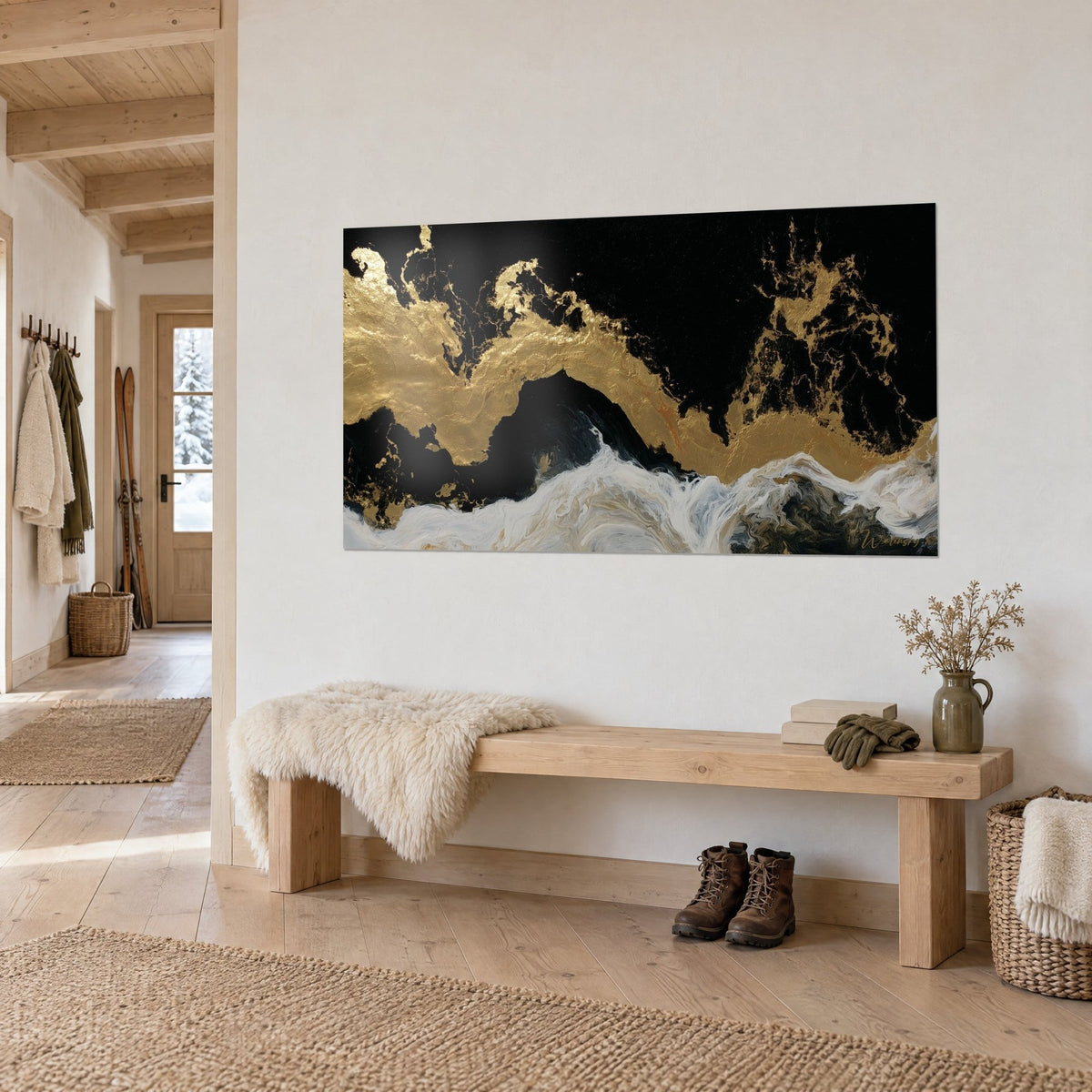 Tableau onde sombre bordée de dorures, crête d'écume ivoire au bas, vu de trois quarts près d'un banc en bois clair au chalet