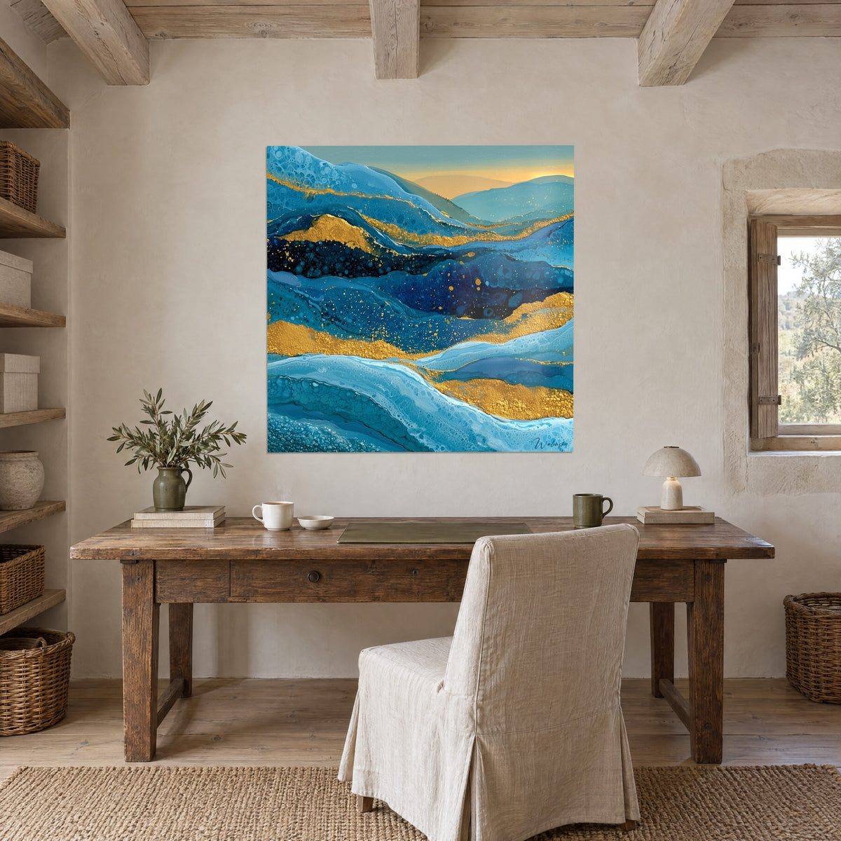 Quadro rilievi ondulati indaco e oro scintillante, orizzonte zafferano, sopra una scrivania in legno grezzo accanto a una finestra