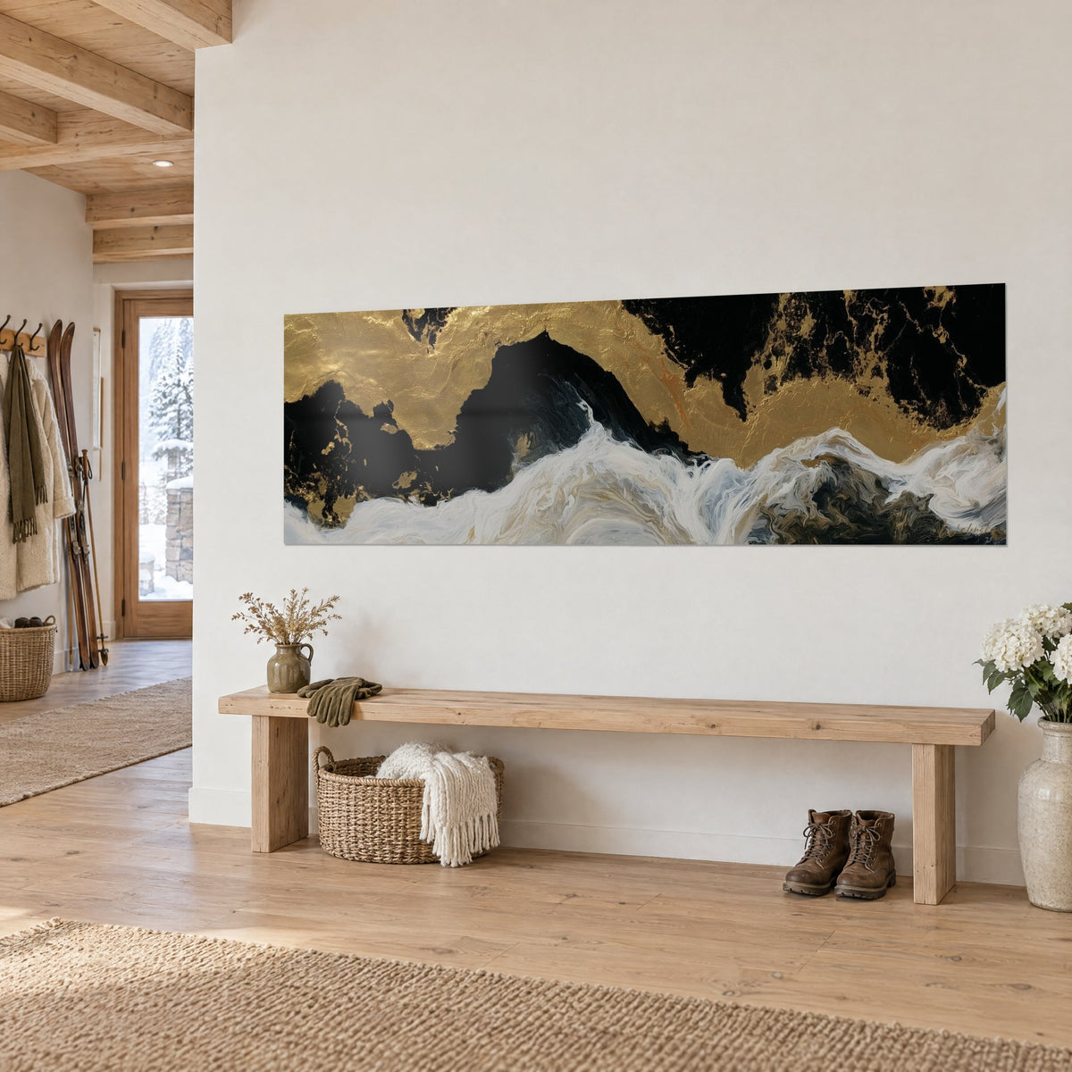 Gemälde mit abstrakter, panoramischer Meeresküste, rissiges Blattgold auf schwarzem Grund, graue, weiß gesäumte Gischt, helles Holzchalet