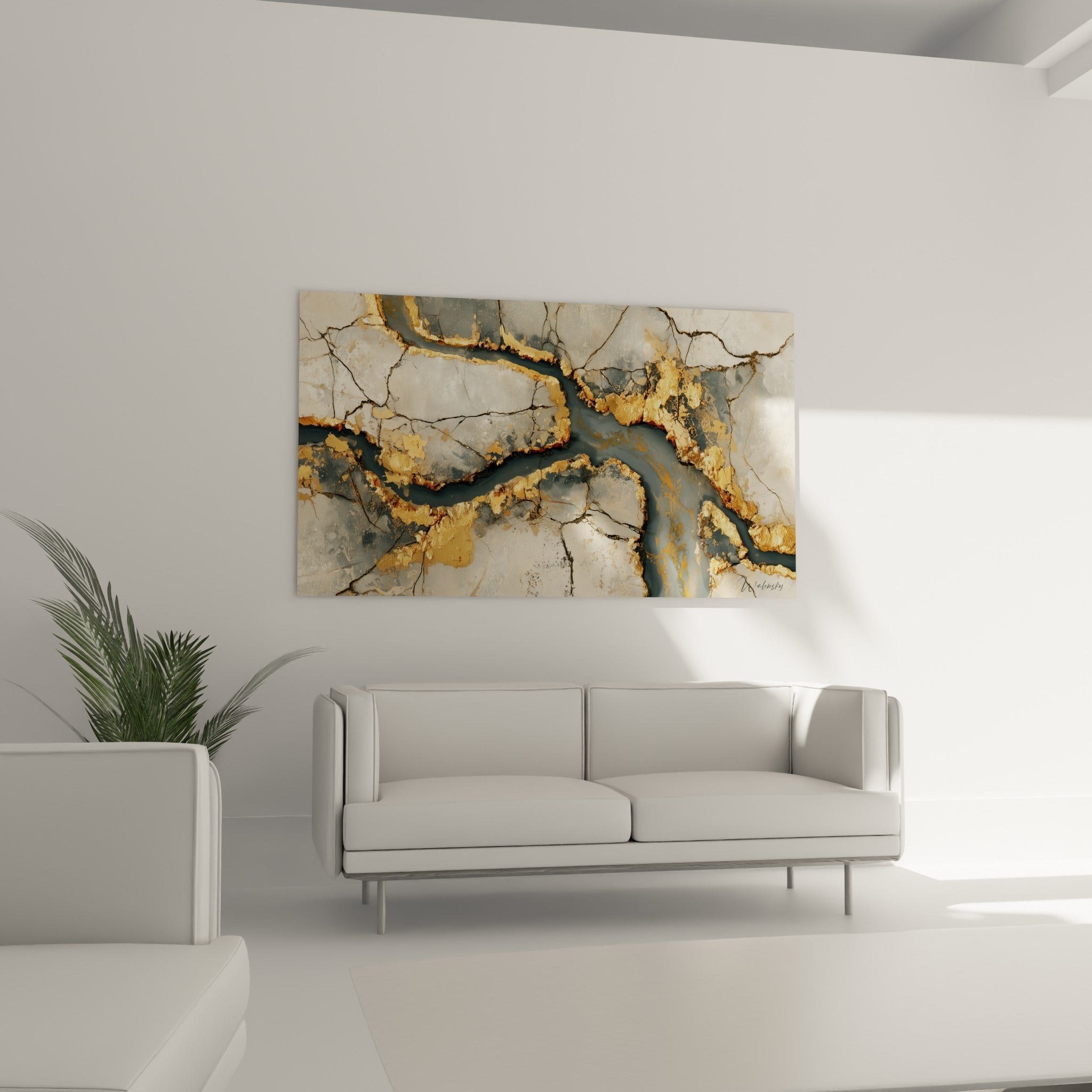 Rivière anthracite bordée d'or de ce tableau artistique abstrait au-dessus d'un canapé dans un salon lumineux