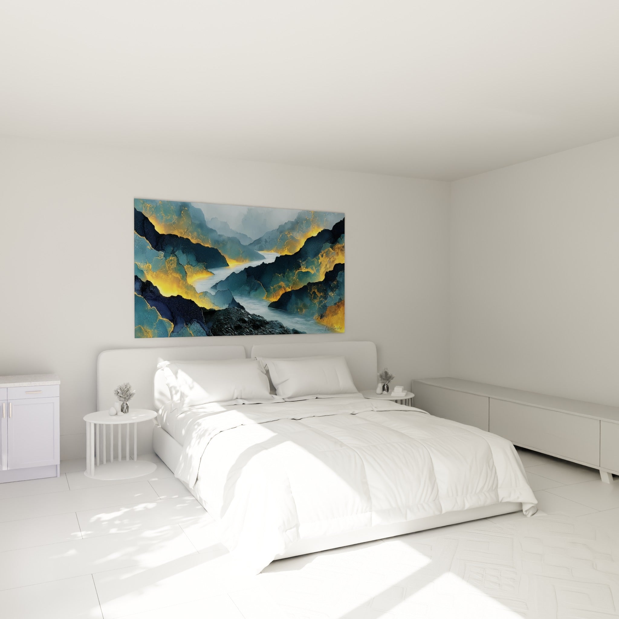 Gorge dorée et bleu marine peinte au-dessus d'un lit dans une chambre claire