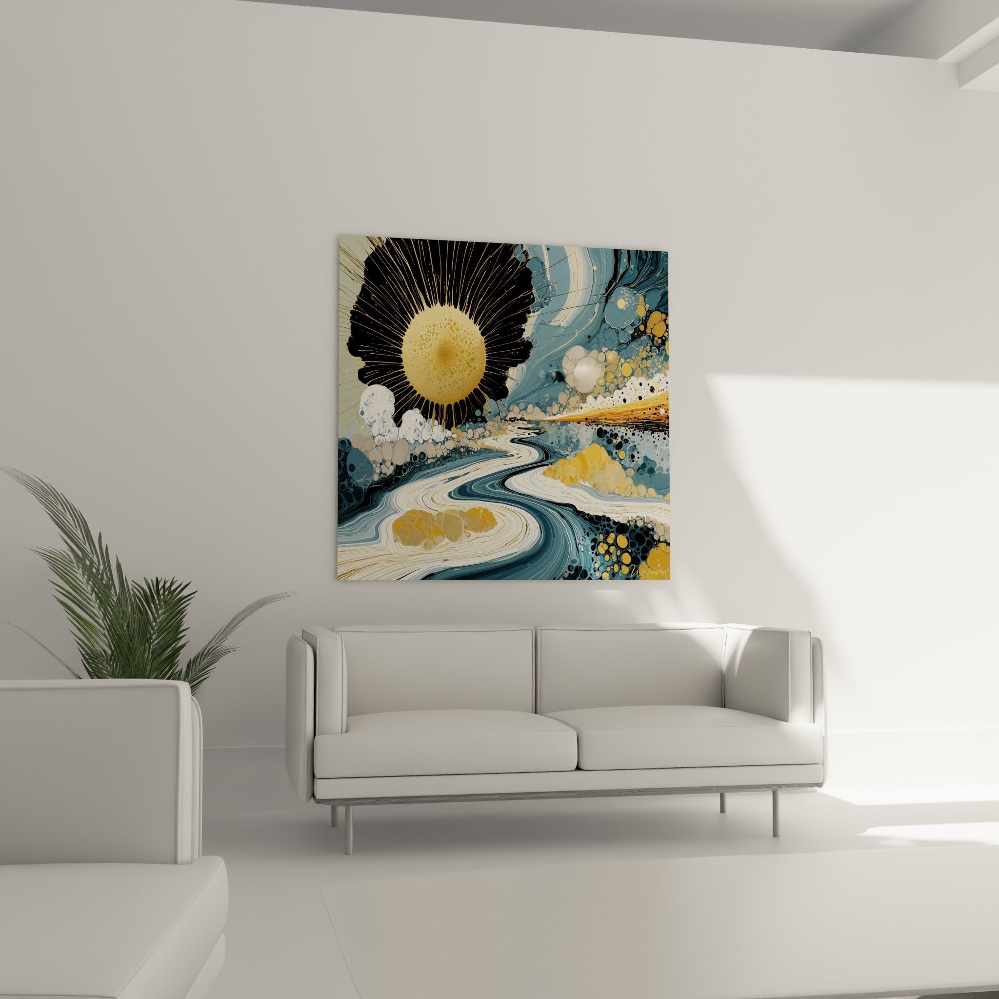 Explosion dorée et courbes bleu marine fluides ornant ce tableau au-dessus d'un canapé dans un salon lumineux
