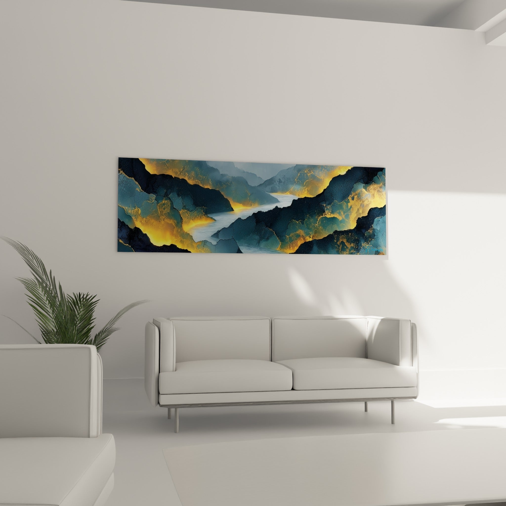 Rocher fissuré aux veines dorées et bleu nuit, au-dessus d'un canapé dans un salon lumineux