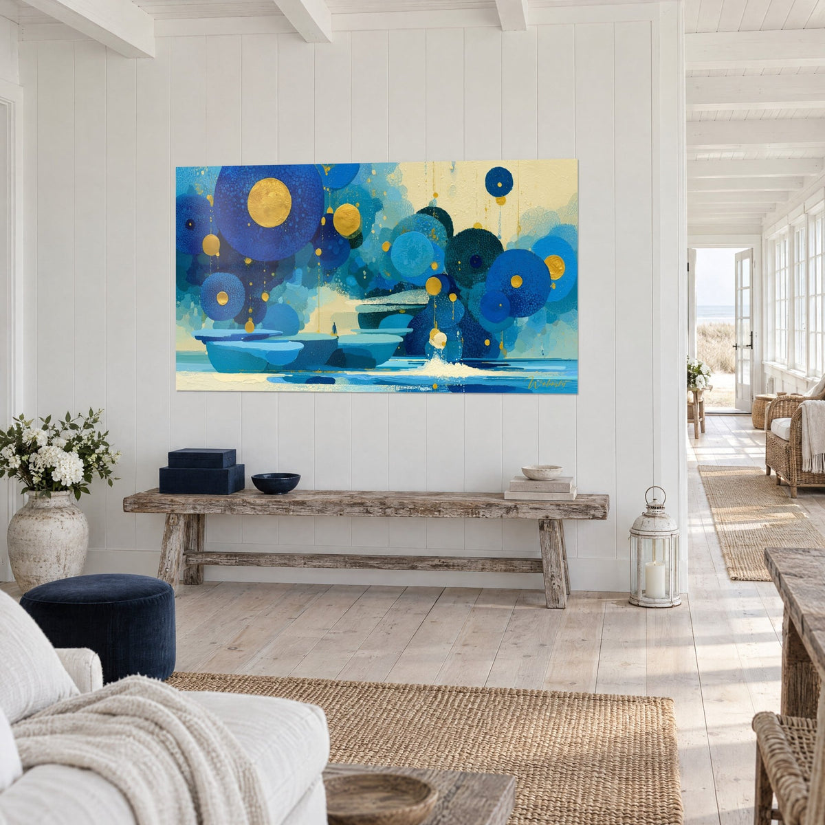Tableau disques dorés suspendus à des fils fins, bleu outremer et crème, vue de trois-quarts sur un mur blanc de maison de bord de mer