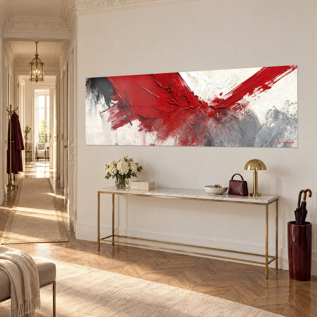 Tableau coups de brosse écarlates croisés en V, touches noires et grises, console dorée dans un appartement haussmannien