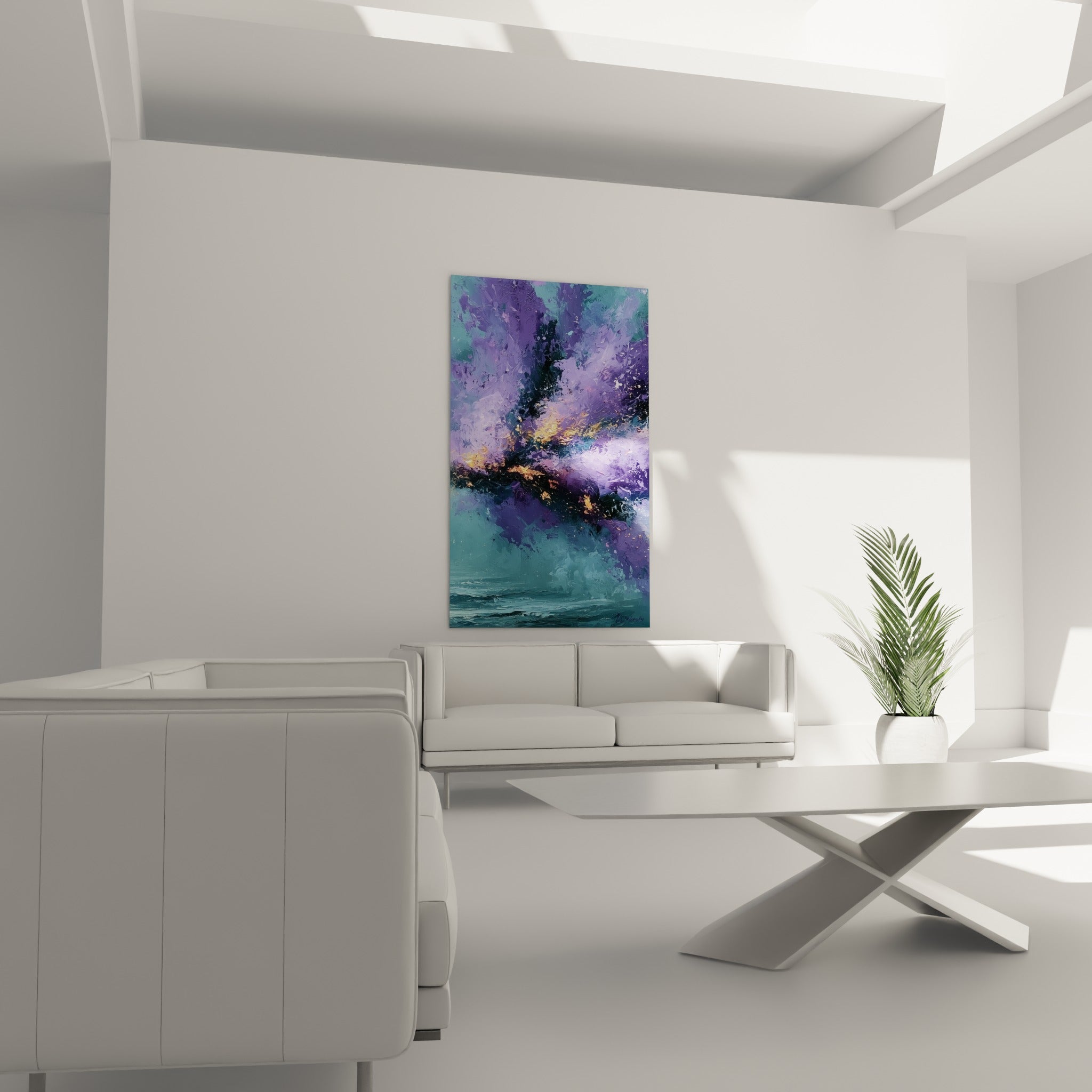 Composition abstraite mauve et bleu pétrole traversée d'or accrochée au-dessus d'un canapé dans un salon lumineux