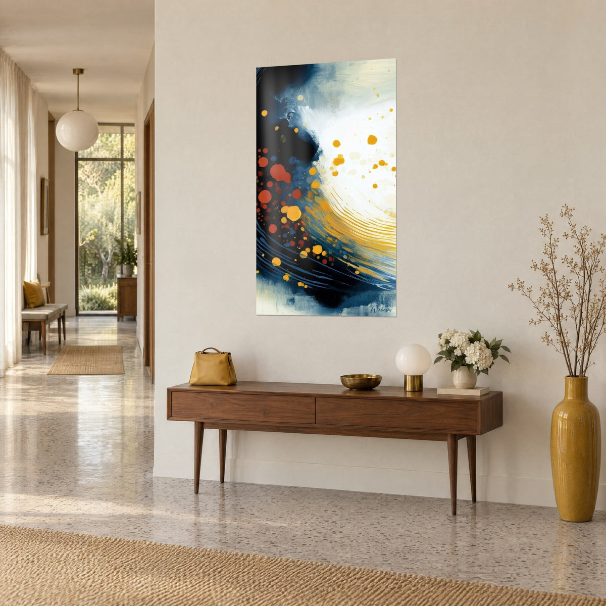 Tableau éclaboussures orange et jaune moutarde jaillissant d'un tourbillon noir, console en bois, vase doré, couloir lumineux