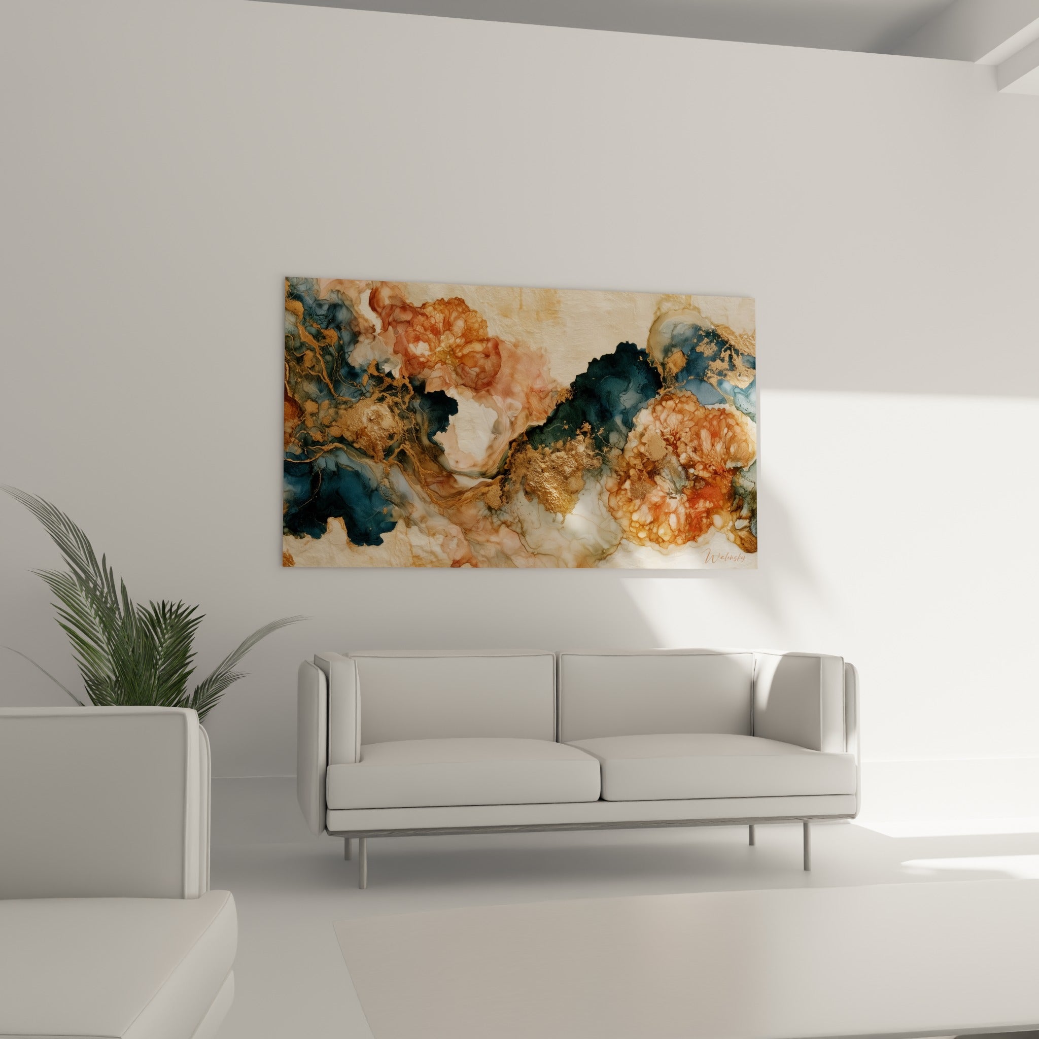 Formes fluides bleu marine et dorées de ce tableau artistique abstrait au-dessus d'un canapé dans un salon lumineux