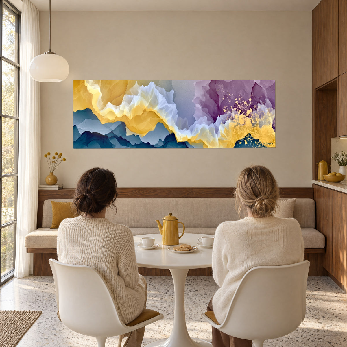 Schilderij gestileerd mineraal landschap in goud, petroleumblauw en mauve, gouden druppels rechts, twee personen van achteren op een bank