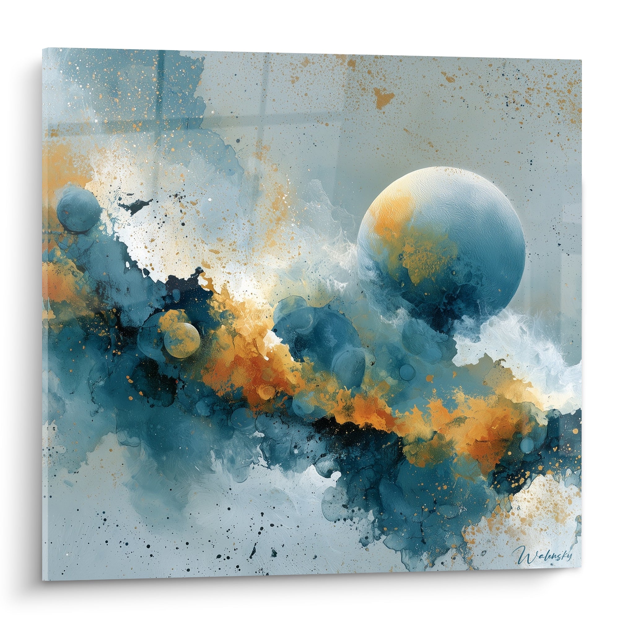 Sphère céleste bleu marine et orange doré, texture granuleuse sur fond gris clair