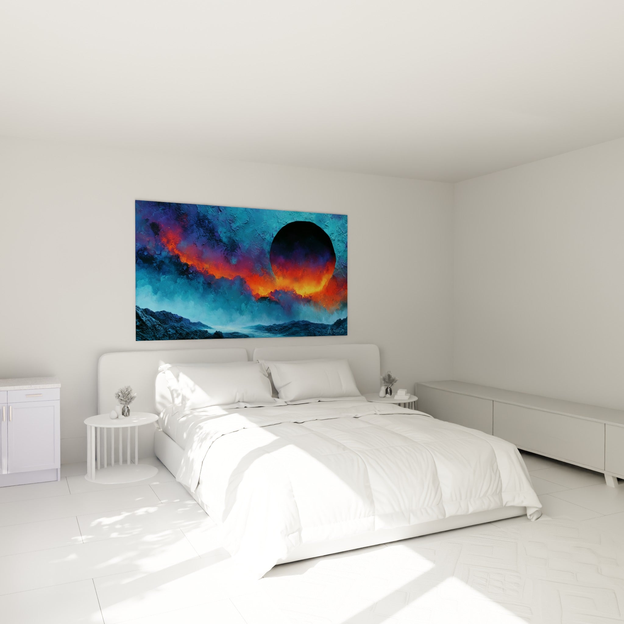 Éclipse orange et bleu profond peinte en textures épaisses, accrochée au-dessus d'un lit dans une chambre claire