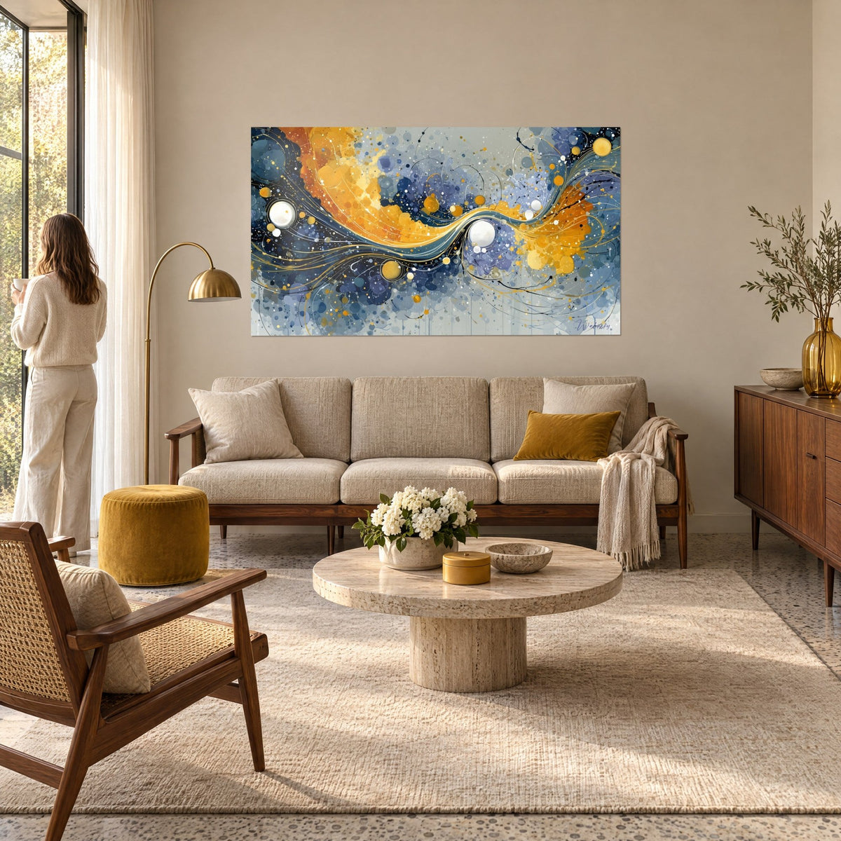 Tableau constellation de bulles nacrées sur remous bleu marine et doré, femme de dos, au-dessus d'un canapé dans un salon lumineux