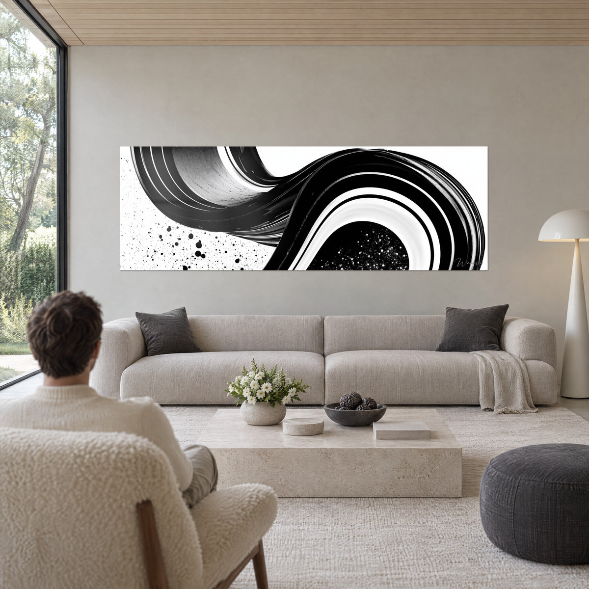 Quadro nastro nero vorticoso su fondo bianco, schizzi d'inchiostro, coppia di spalle sopra un divano in un soggiorno luminoso