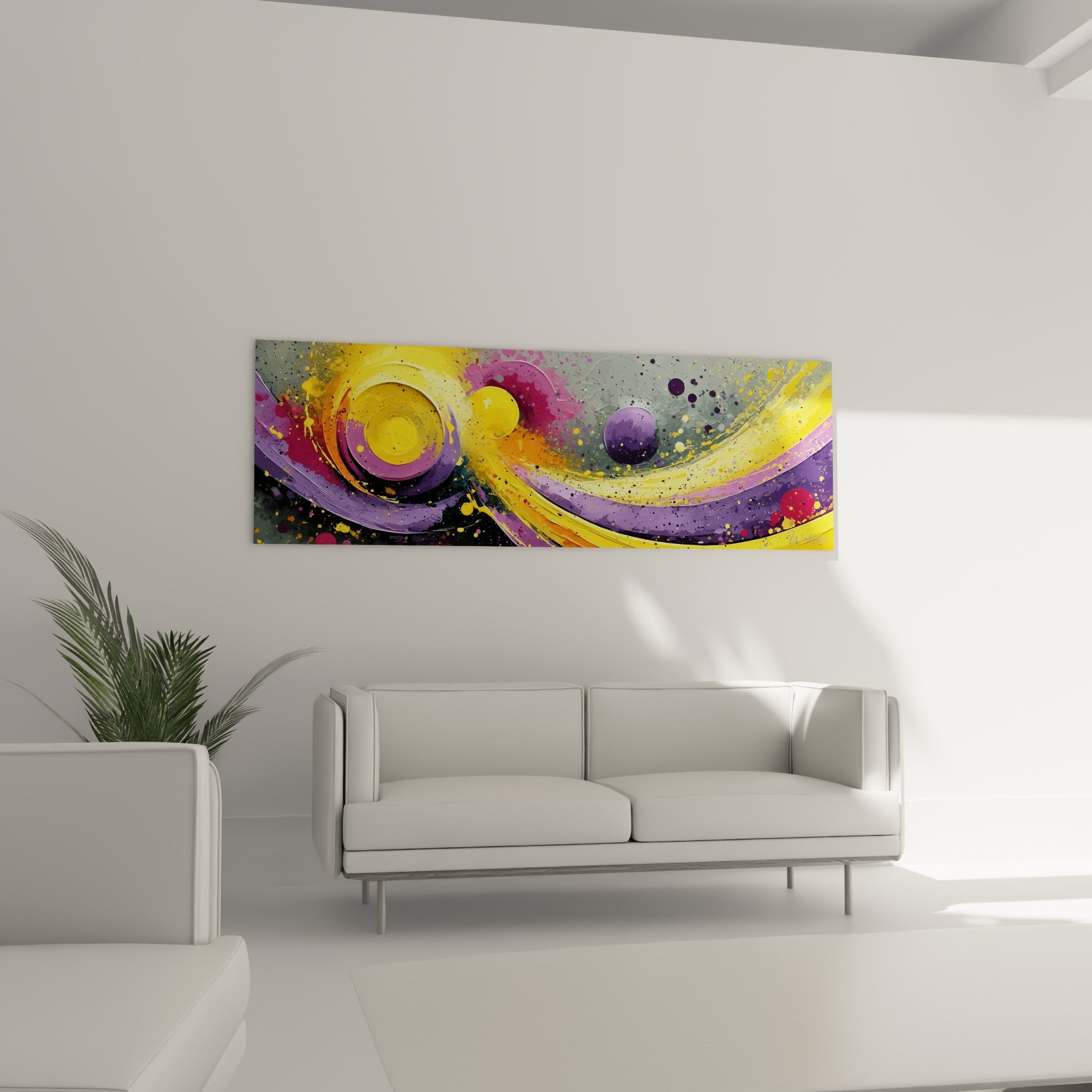 Spirale jaune vif et sphères violettes de ce tableau Artistique abstrait, au-dessus d'un canapé dans un salon lumineux