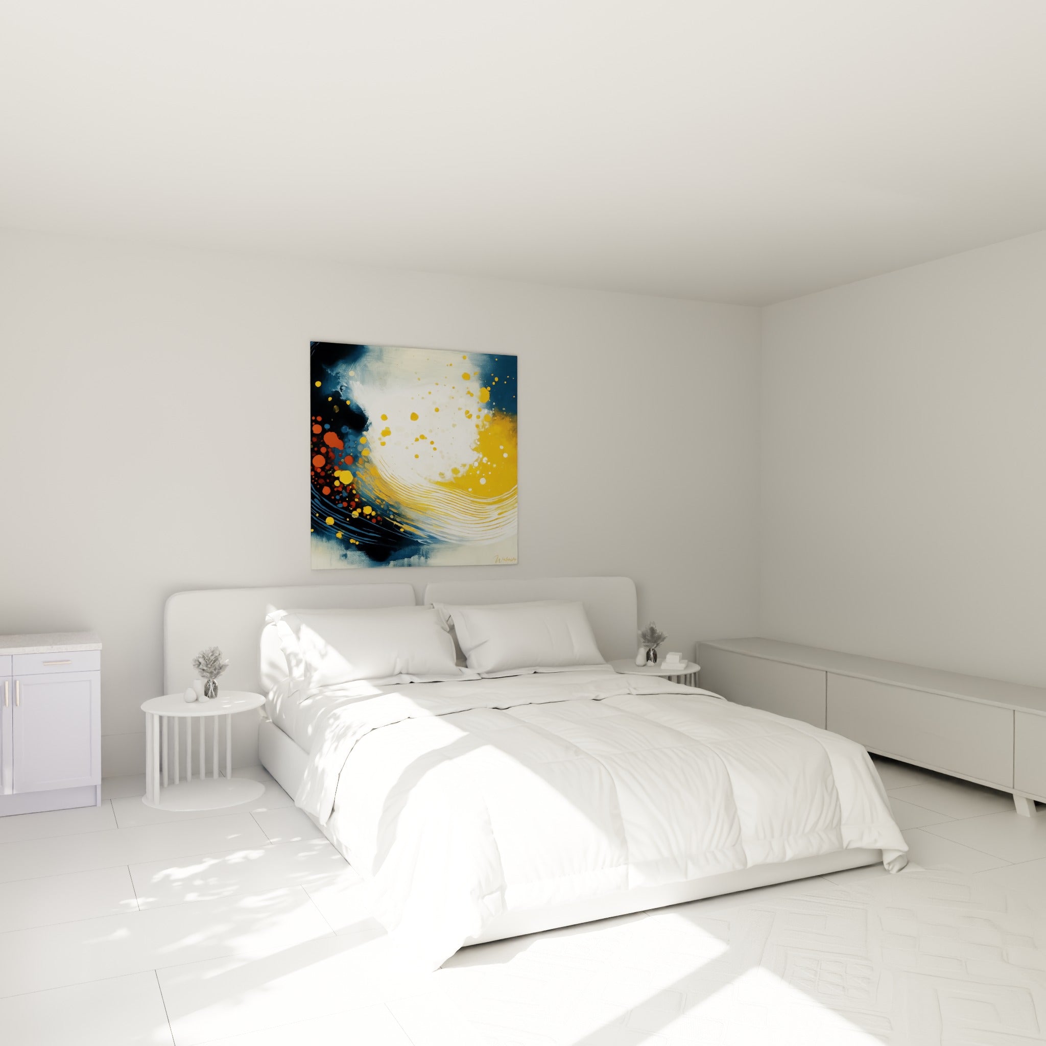 Spirale dorée et bleu marine avec touches terracotta, accrochée au-dessus d'un lit dans une chambre claire