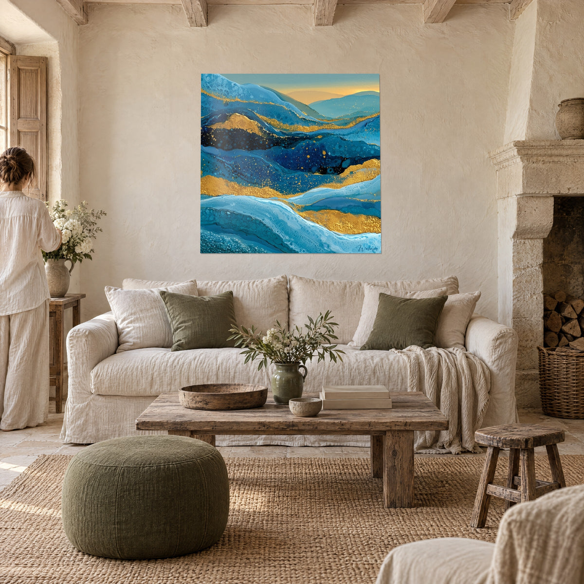 Quadro onde astratte blu navy e oro davanti a una donna di spalle, cresta turchese, sopra un divano in un soggiorno luminoso