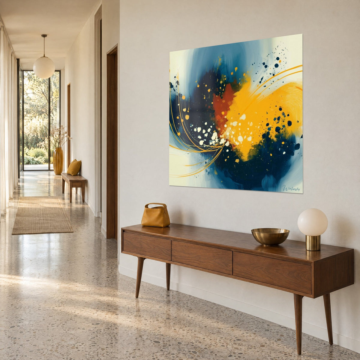 Tableau toile abstraite jaune safran et bleu nuit, traits dorés en arcs, vue de biais sur un mur beige d'un couloir clair