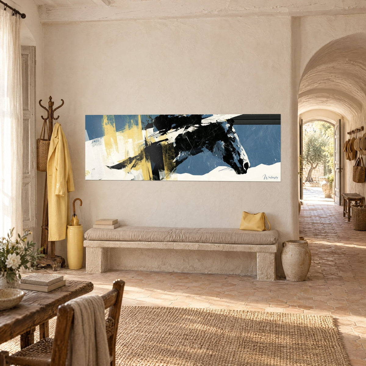 Tableau étalon abstrait en coups de brosse noirs et crème, bandes ocre et ciel bleu acier, sur un mur de mas provençal
