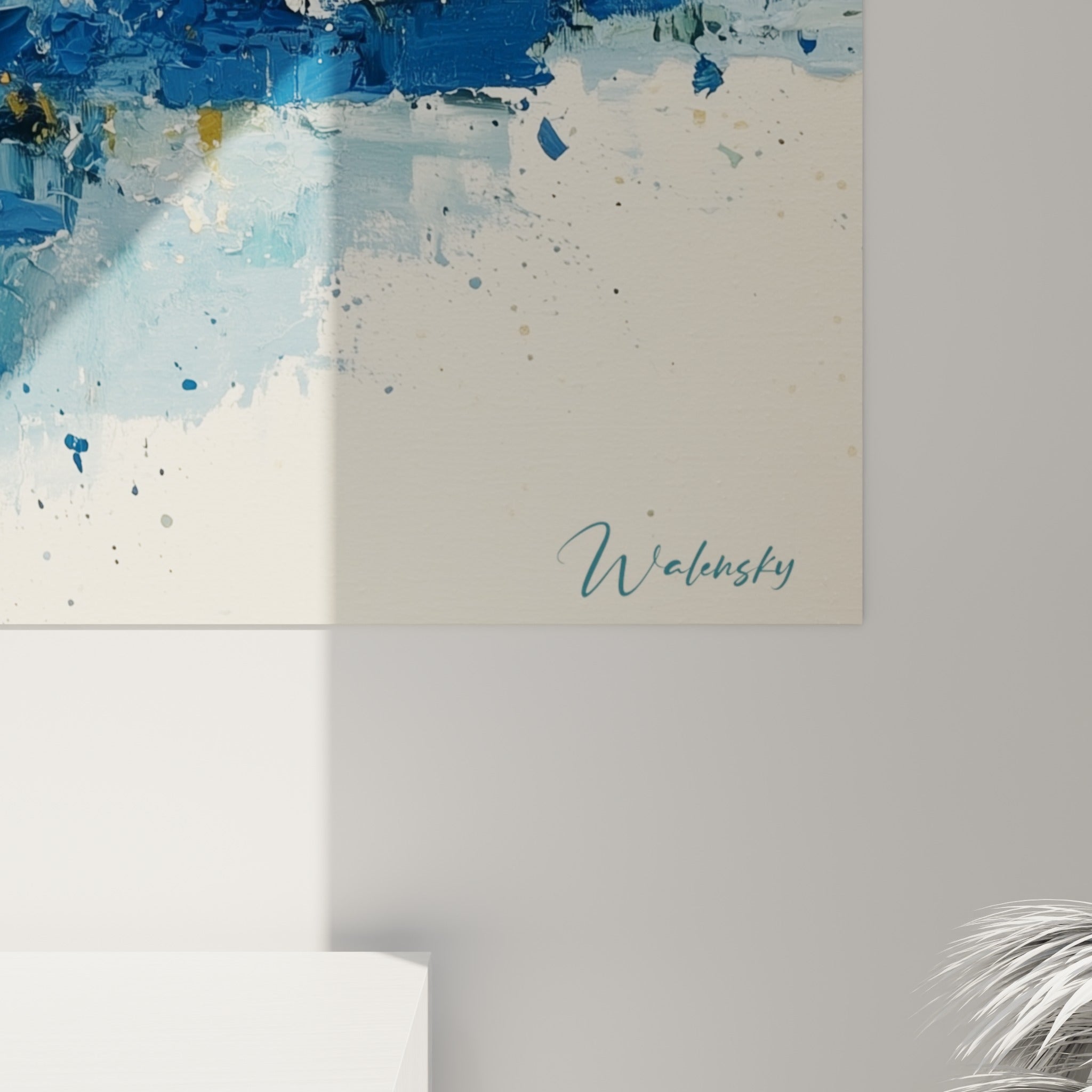 Empâtements bleu marine, blanc et doré se mêlant en couches épaisses sur la toile abstraite