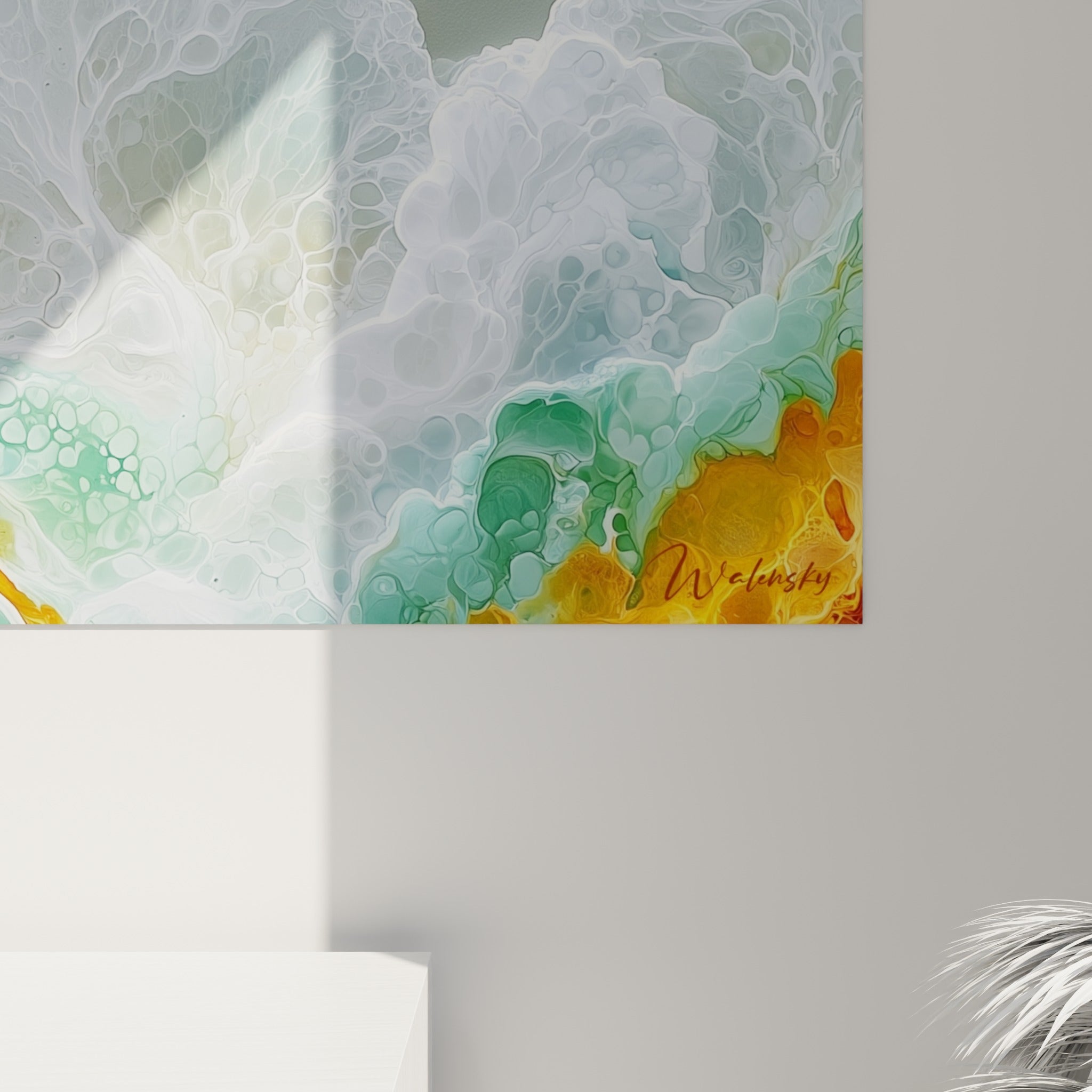 Empâtements et coulures dorées se mêlant au turquoise profond, grain marbré visible de près sur la toile