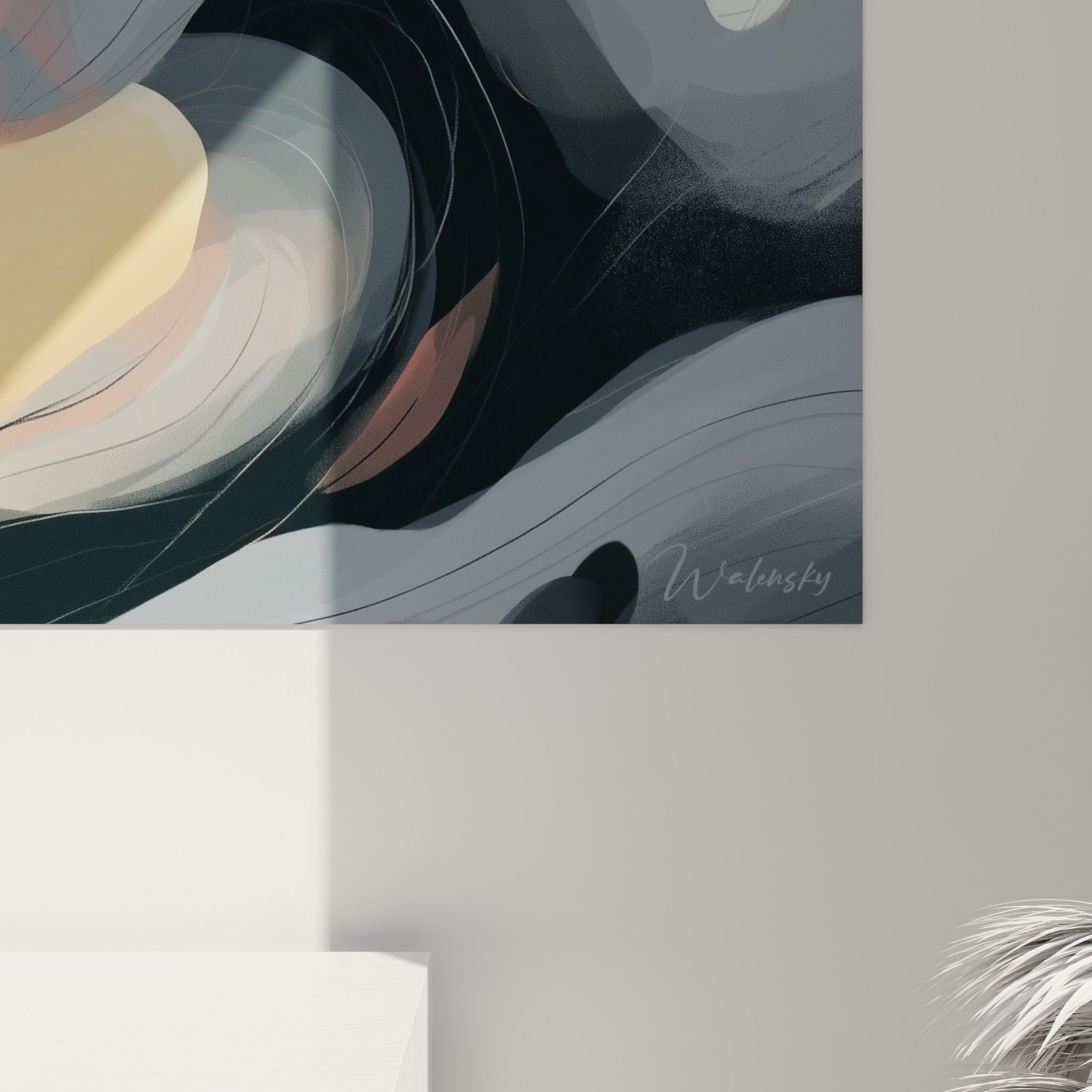 Empâtements dorés et coulures anthracite se rejoignant en un dégradé rose et crème sur la toile