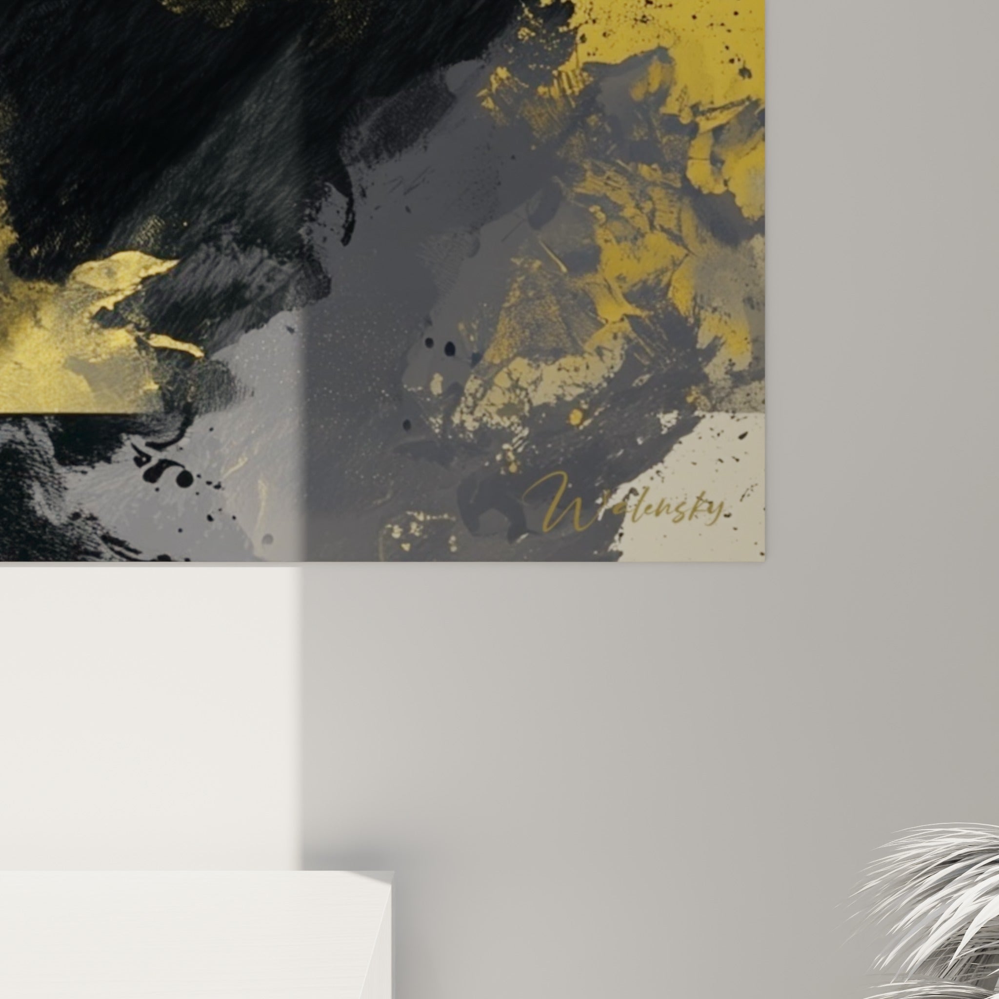 Grain de peinture visible entre le noir dense et le jaune moutarde aux bords légèrement texturés