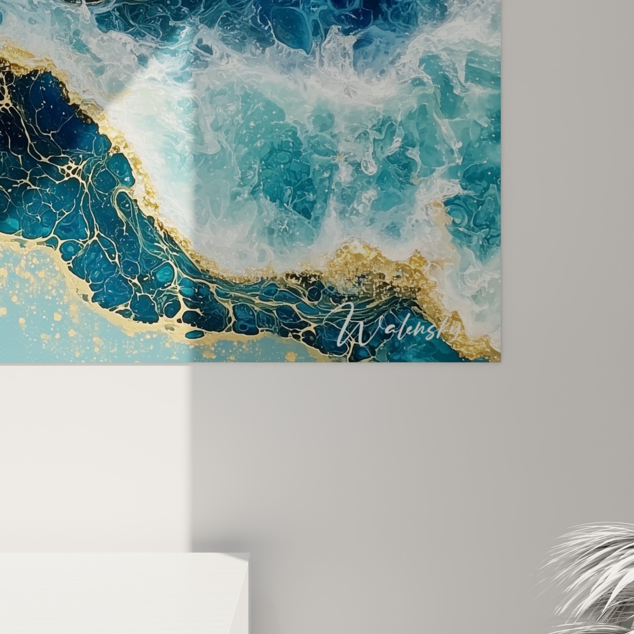 Grain doré et coulures bleu marine visibles de près, texture marbrée façon agate liquide