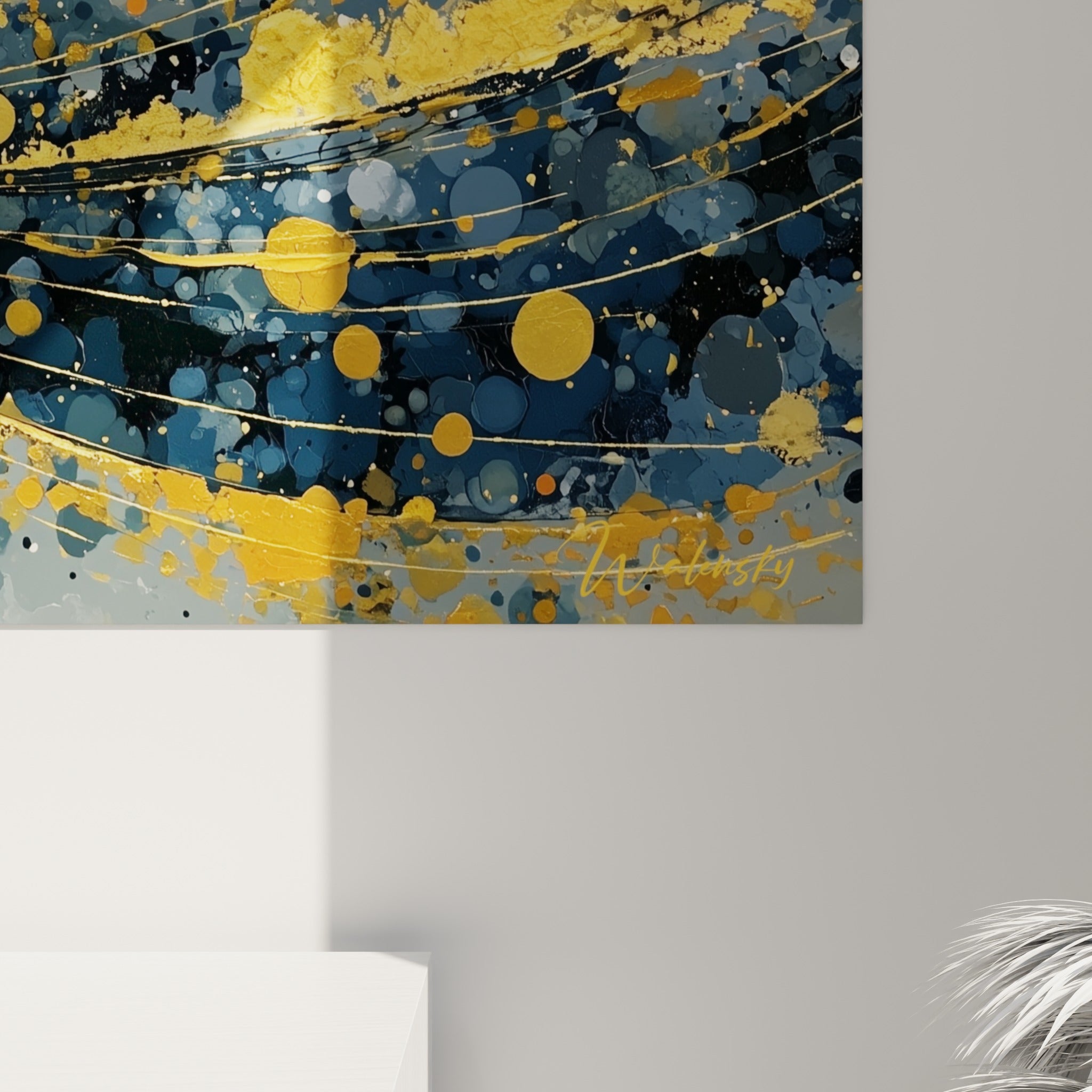 Matière dorée craquelée et coulures bleu marine visibles de près, grain pictural riche et empâtements lumineux
