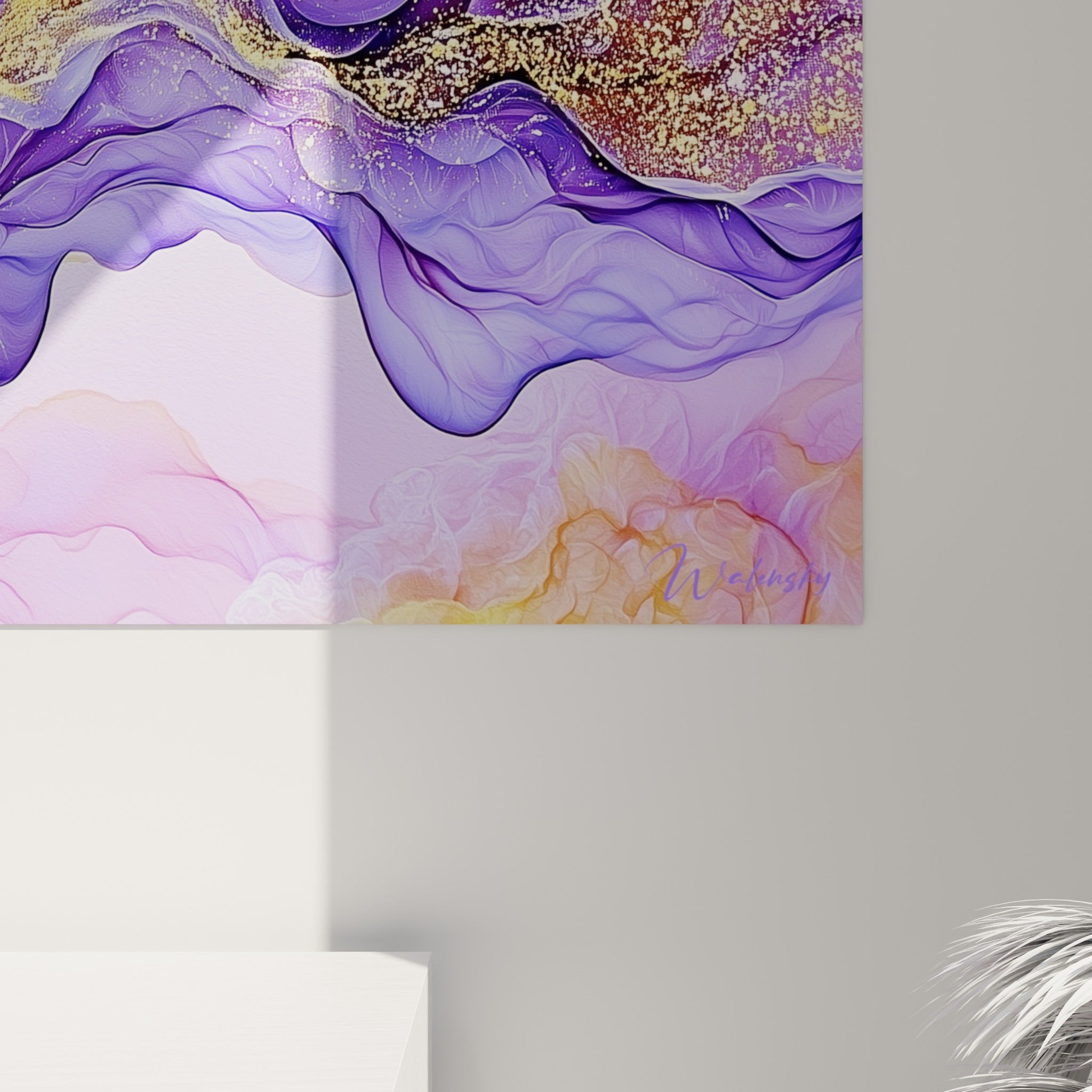Grain et empâtements dorés visibles de près sur les vagues violettes du tableau artistique abstrait