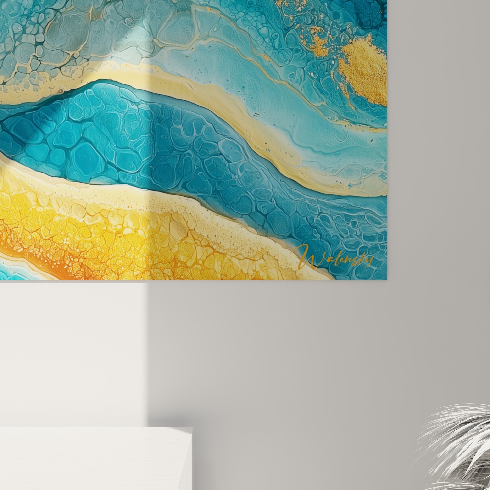 Gros plan sur les cellules dorées et le grain marbré, coulures bleu turquoise et reflets métalliques visibles