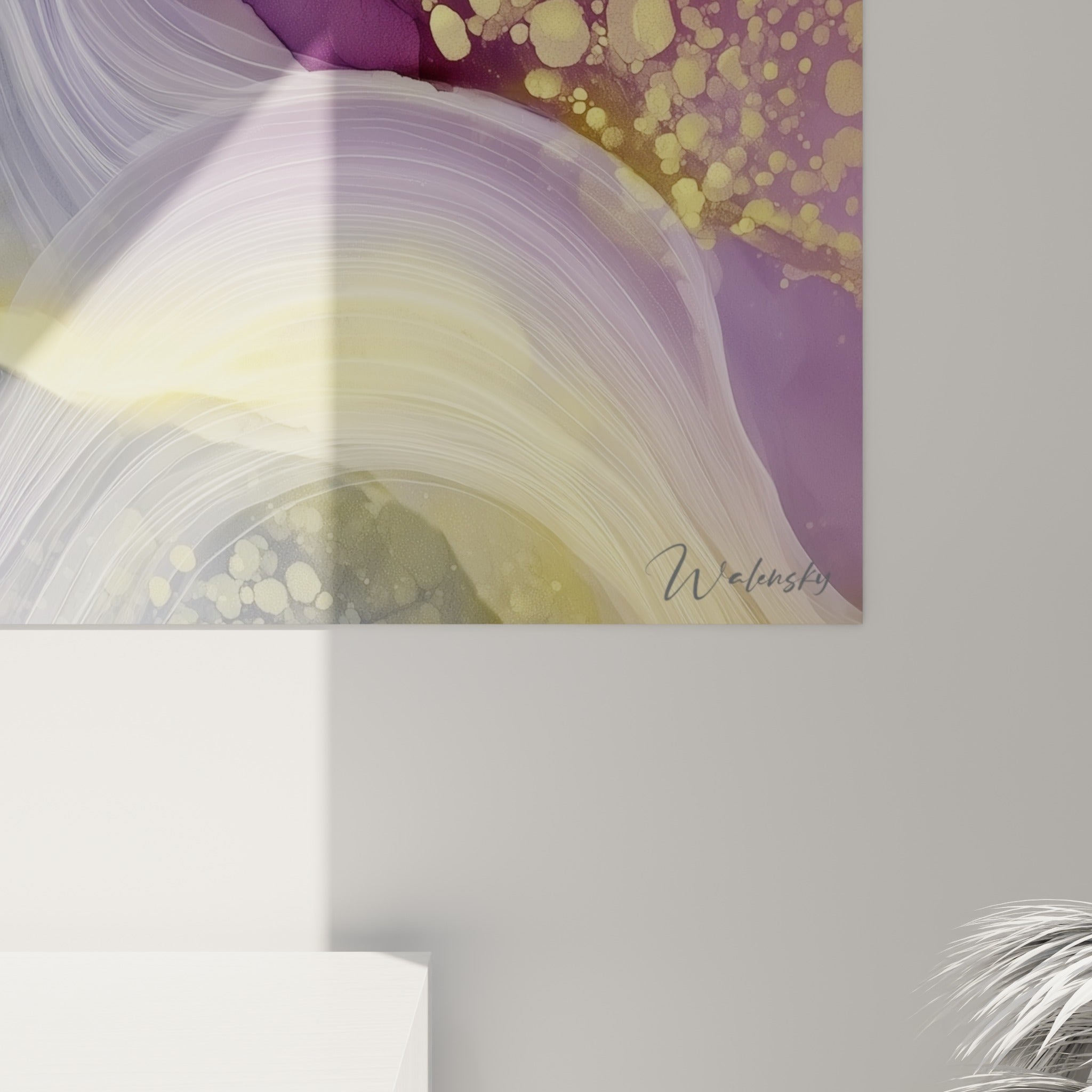 Grain doré granuleux et coulures violettes visibles de près sur ce tableau artistique abstrait accroché au mur