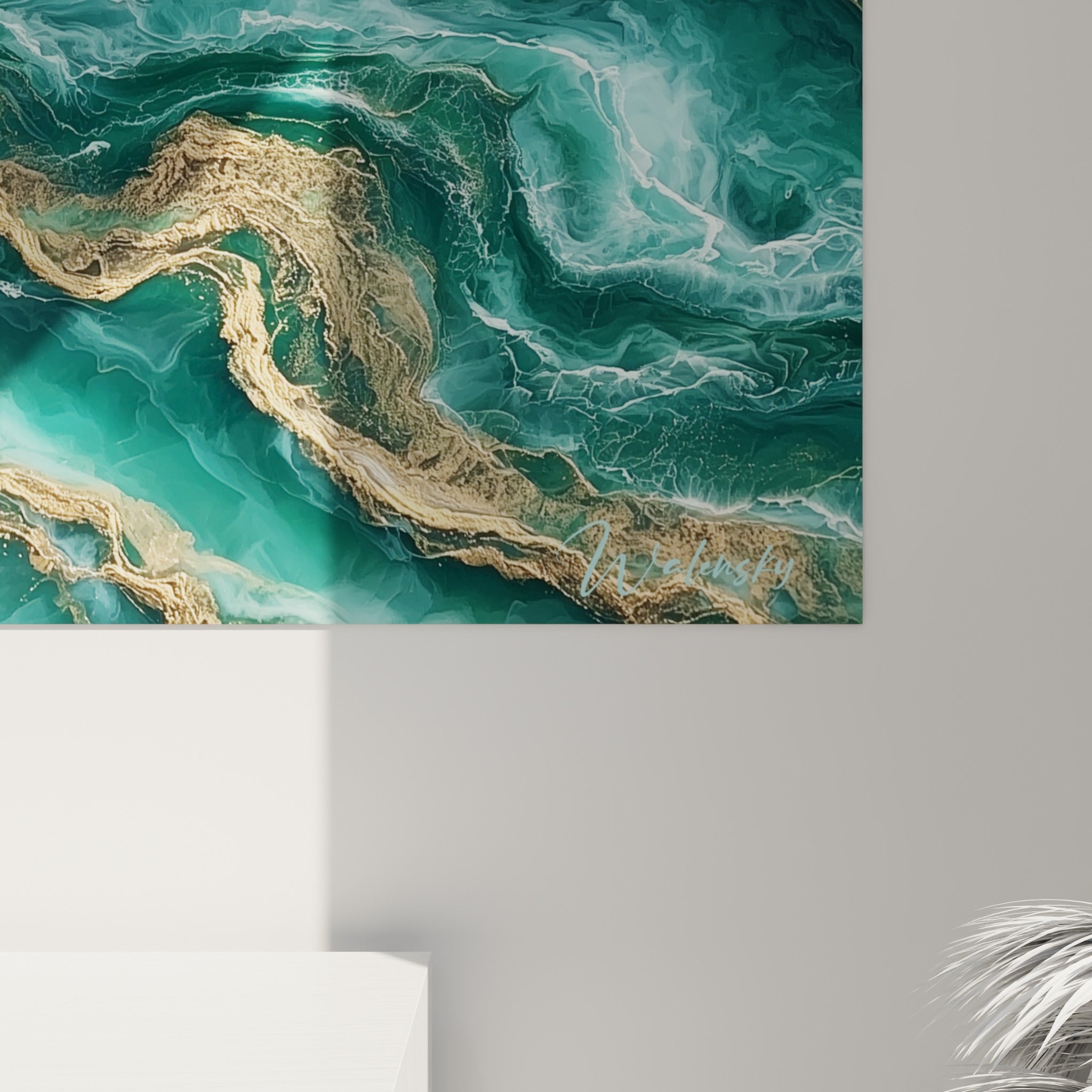Détail des veines dorées et du grain minéral turquoise révélant la texture peinte de ce tableau côtier