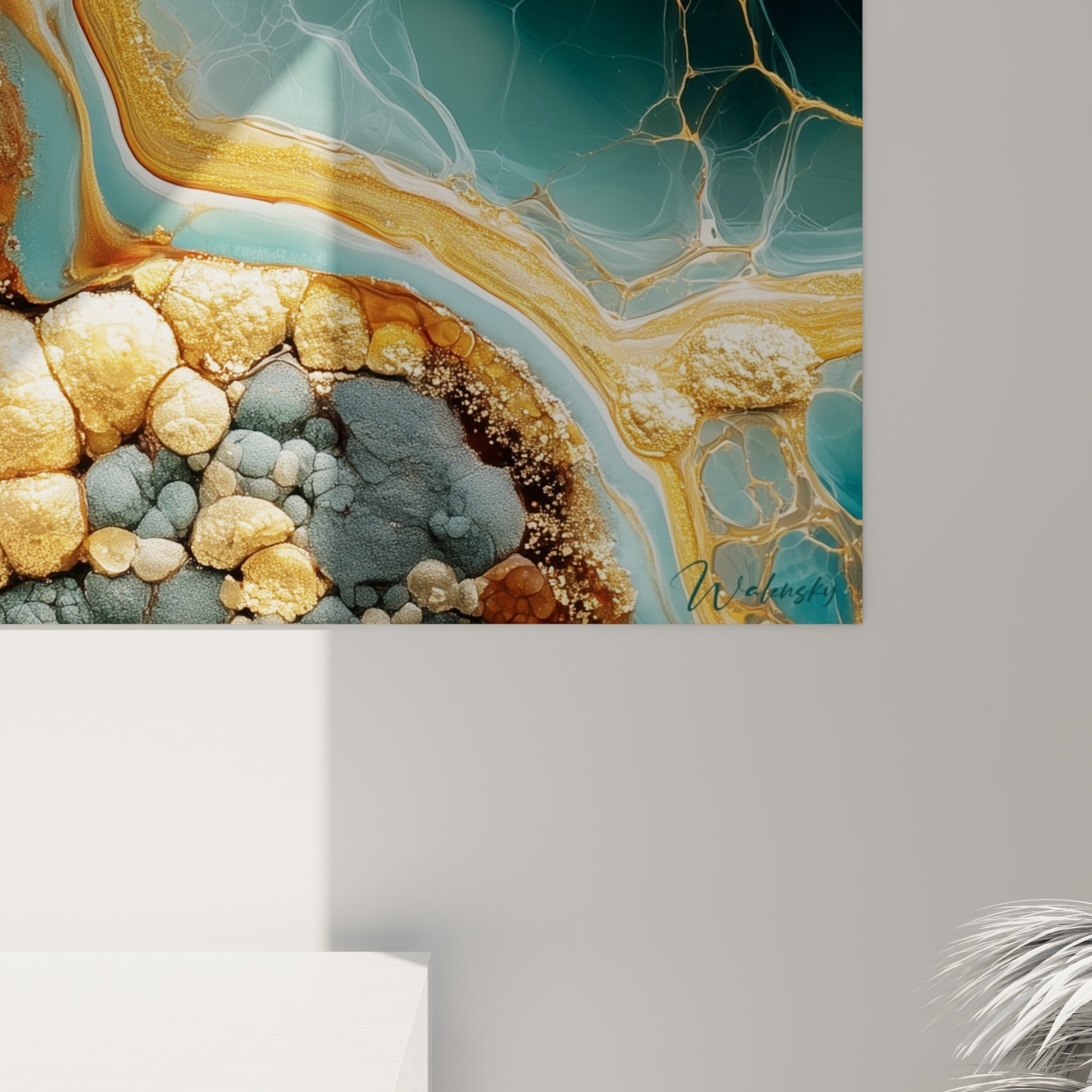 Empâtements dorés granuleux et coulures turquoise translucides révèlent le grain minéral de l'œuvre accrochée