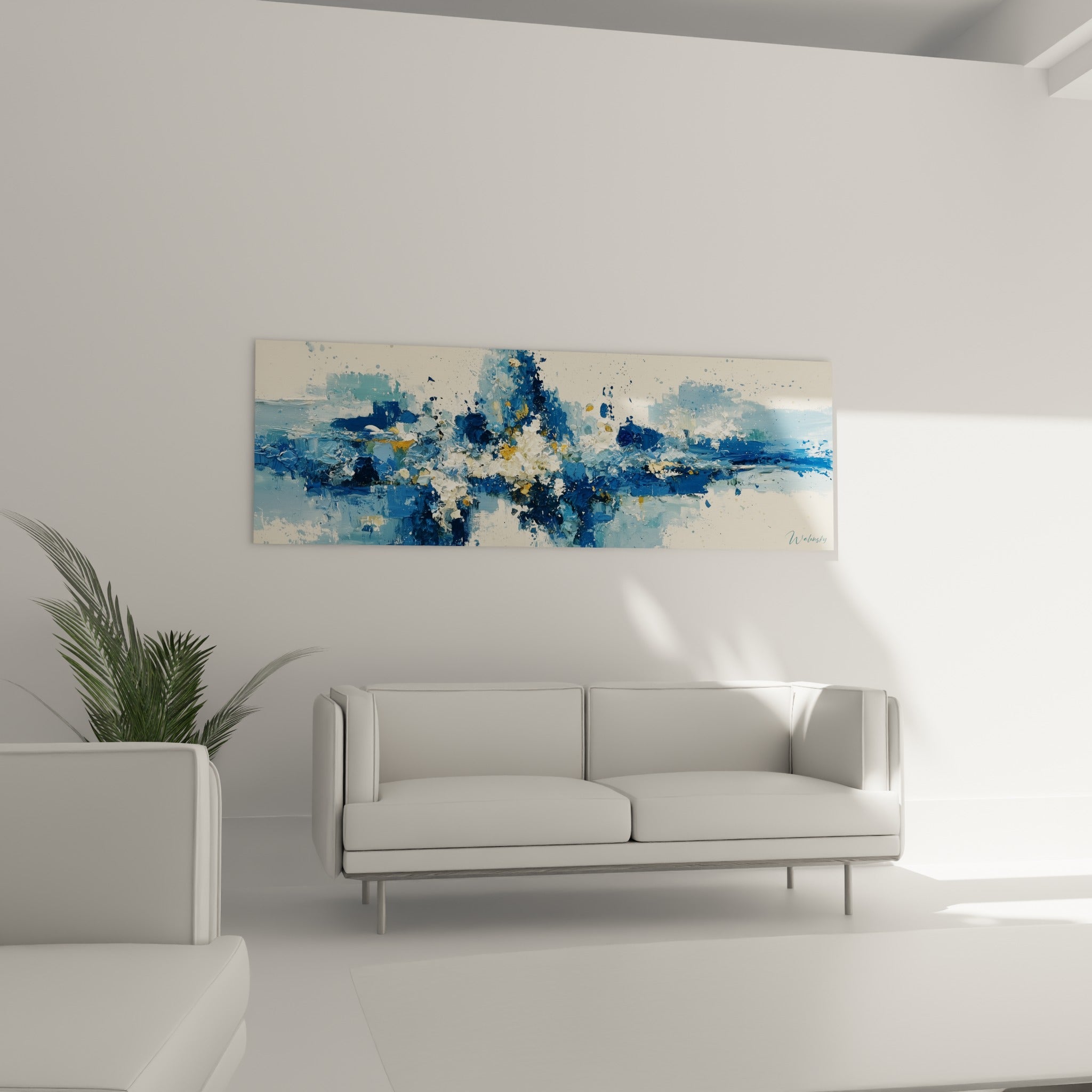 Composition abstraite bleu ciel et blanc crème au-dessus d'un canapé dans un salon lumineux
