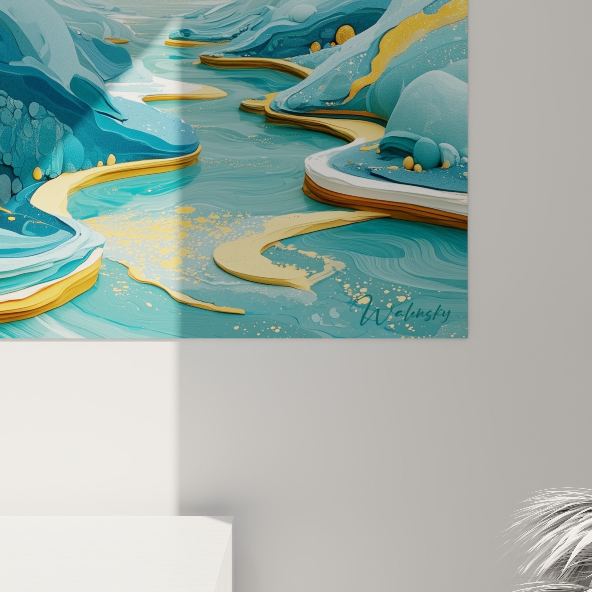 Détail des empâtements dorés et du grain turquoise se mêlant aux touches de bleu marine sur la toile accrochée