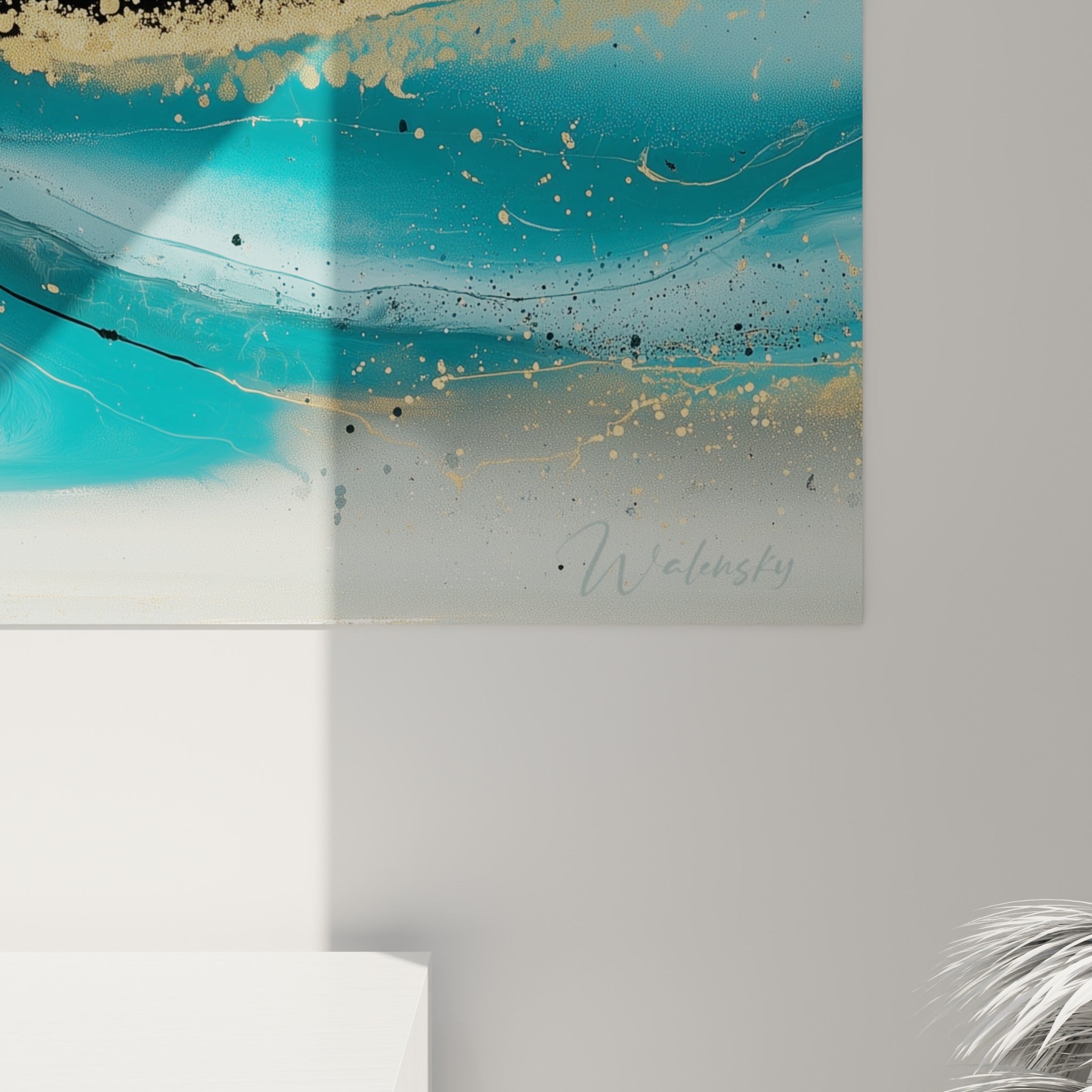 Empâtements dorés et coulures turquoise se mêlant au grain gris de la toile, matière visible en gros plan